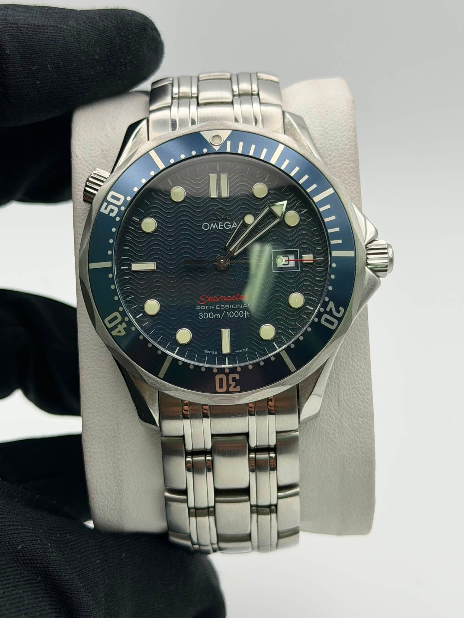 May be an image of wrist watch and text that says 'ערר 50 0 II OMEGA GA 스 - 300m/1000ft 300m 1000f 40 2'