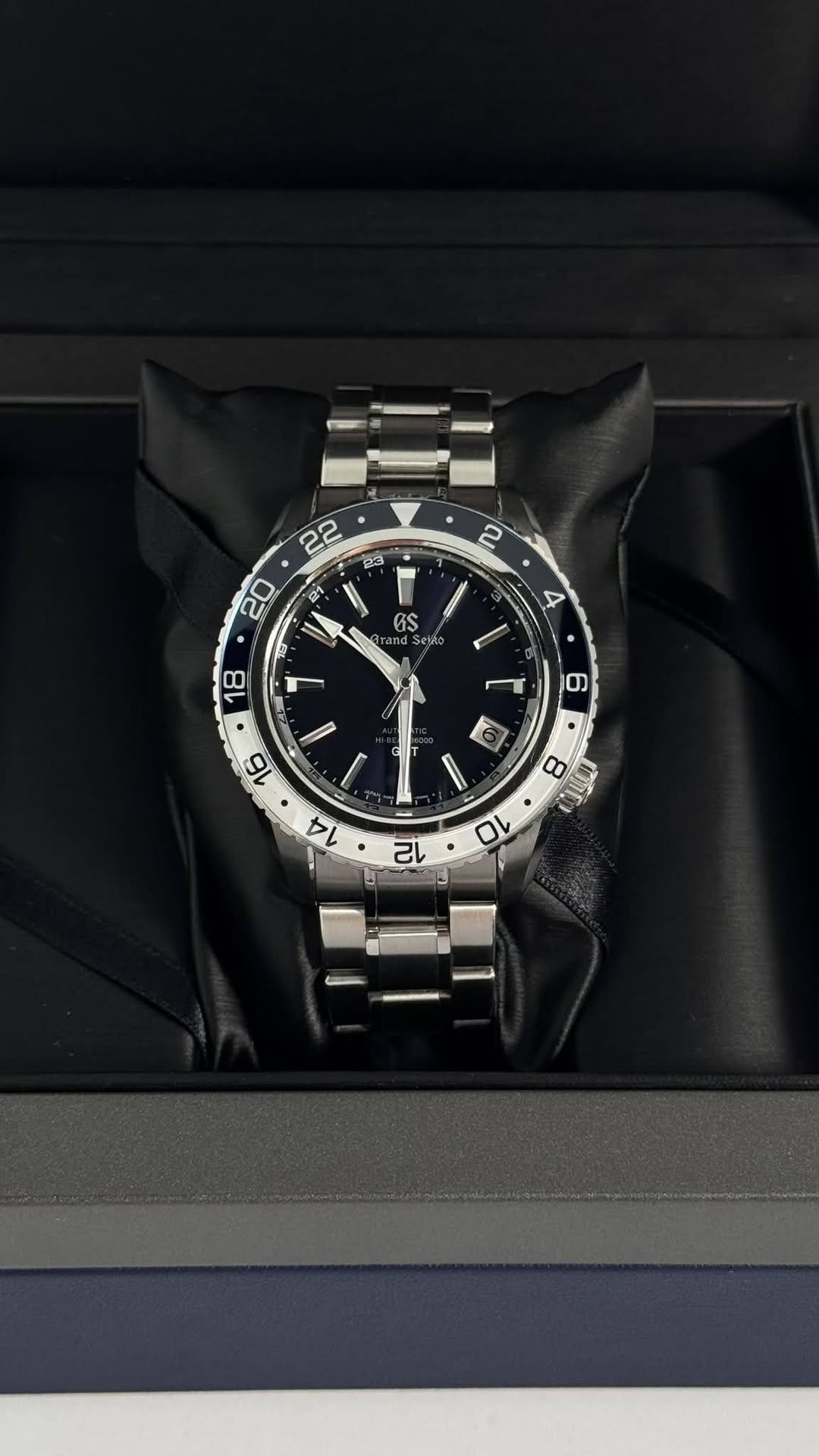 May be an image of wrist watch and text that says ' beon 요1 GS and nđ Sebto 4 18 6 o '