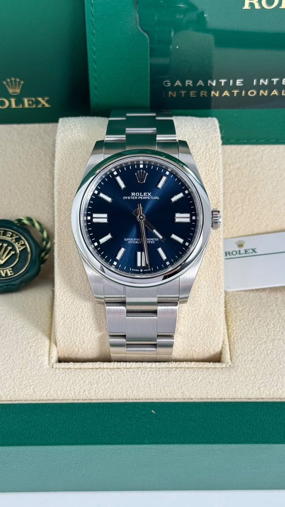 May be an image of wrist watch and text that says 'nCI OLEX ARANTIE GARANTIEINT ARA INT NATIONA OYST ROLEX ROLE RPERPETU LAL SUPERLATHE KCNETER பර RO ROLEX'