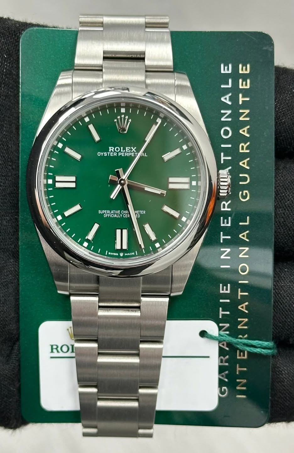 May be an image of wrist watch and text that says 'ROLEX OYSTER PERPET AL SUPERLATIVE CHR OFFICIALLY CER METER ED SWSS MADE TIONALE GUARA GUARANTE N ዎመ INTERATIONA ALGUARANTEE…