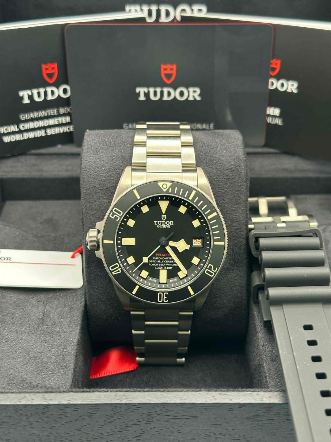 May be an image of wrist watch and text that says 'UDAD 円 TUDOR 円 TUDO GUARANTEE BOC ICIALCHRONOMETER ICIAL WORLDWIDESERVICI WORLDWIDE SERVICE CHRONOMETER و DOR GER HUAE O 50 円…