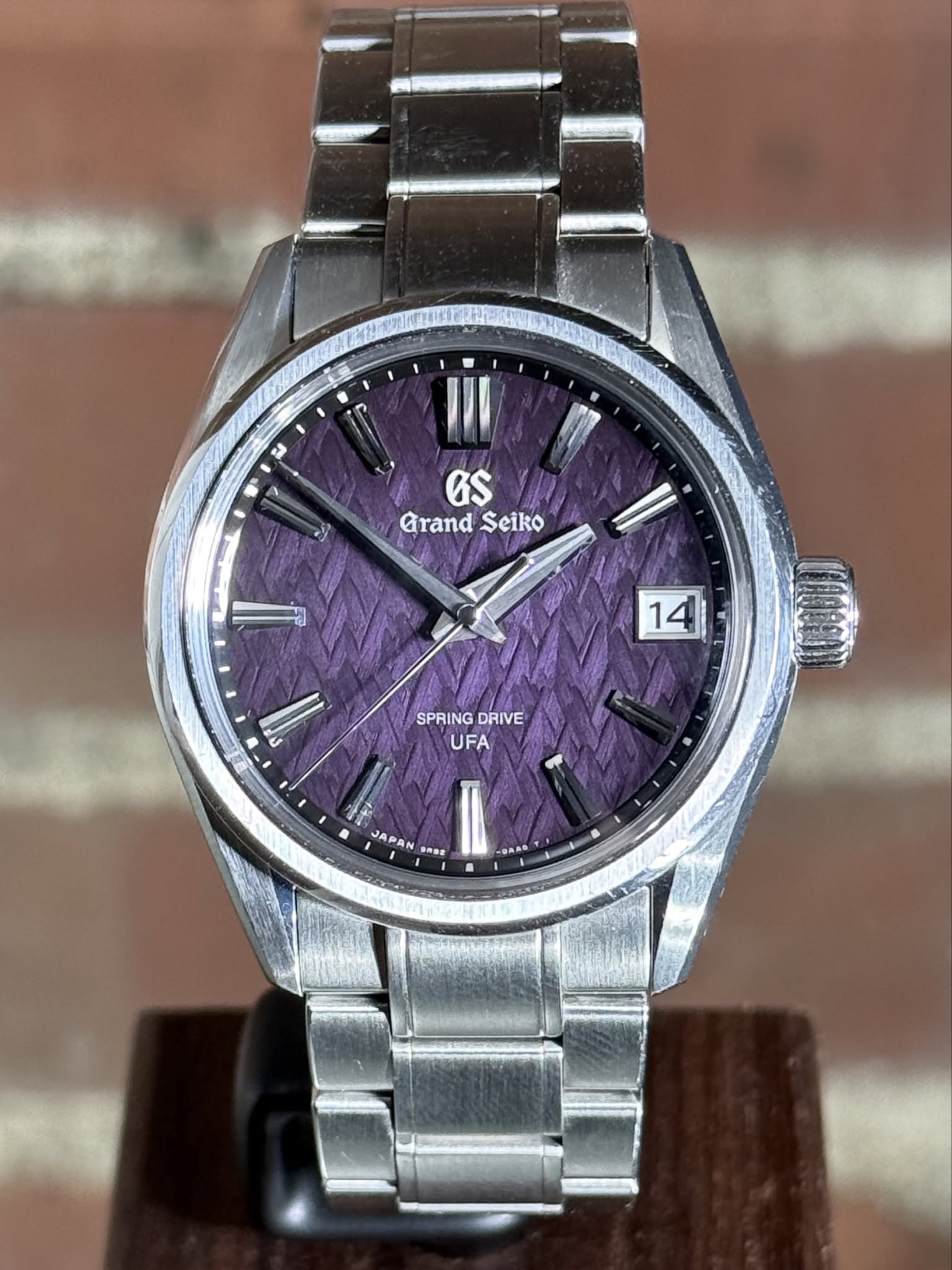 May be an image of wrist watch and text that says 'ua GS Grand GrandSeiko Seiko // 14 Sp SPRING DRIVE UFA 吉 JAPAN 물유소로 DAA'