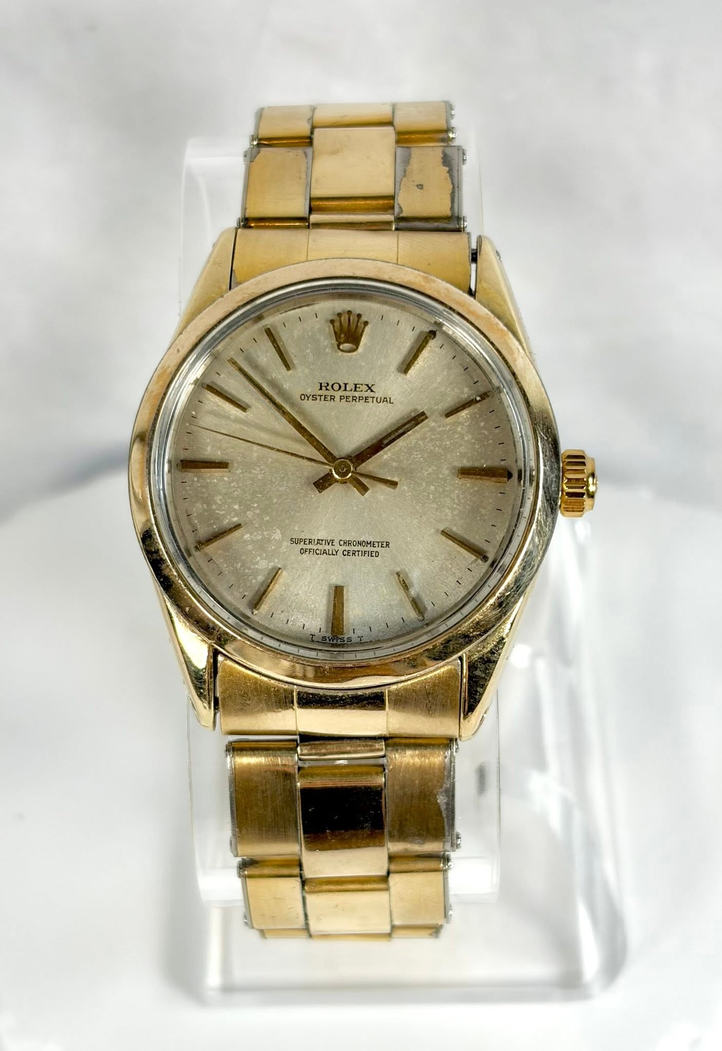 May be an image of wrist watch and text that says 'ROLEX OYSTER PERPETUAL OYSTERPERPETUAL UAL SUPERIAZIVE CHRONOMETER OFFICIALRY CERTIFIED CD:'