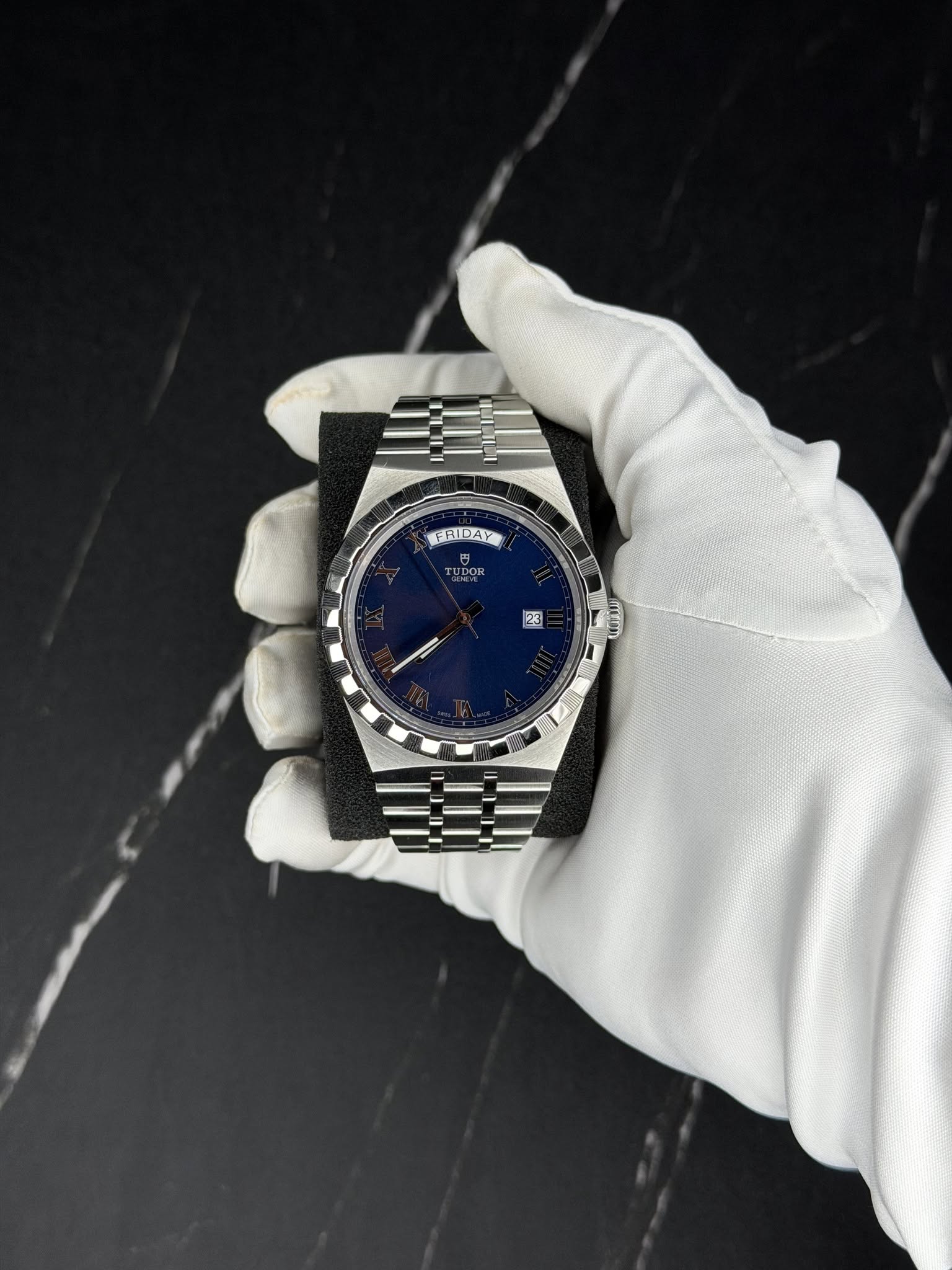 May be an image of wrist watch and text that says 'ERIDAY 日 TUDOR 23 แจพ'
