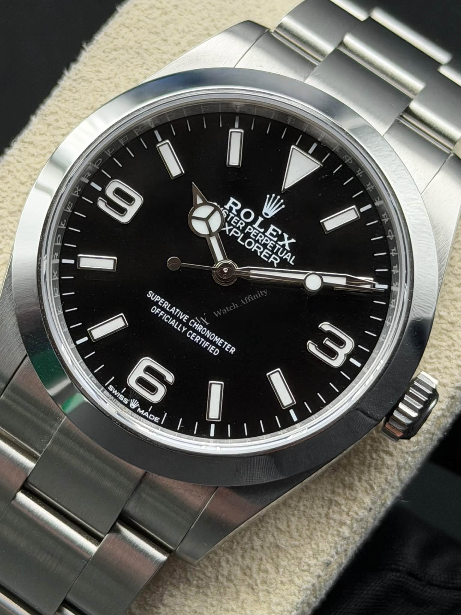 May be an image of wrist watch and text that says '9 D STE STER TERPERPETU XPLOREIA XPLORER ROLEX PETUAL PERPETUAL PERPETUA SUPERLATIVE OFFICIALLY CERTIFIED OFFICIALLYCERTIFIED…