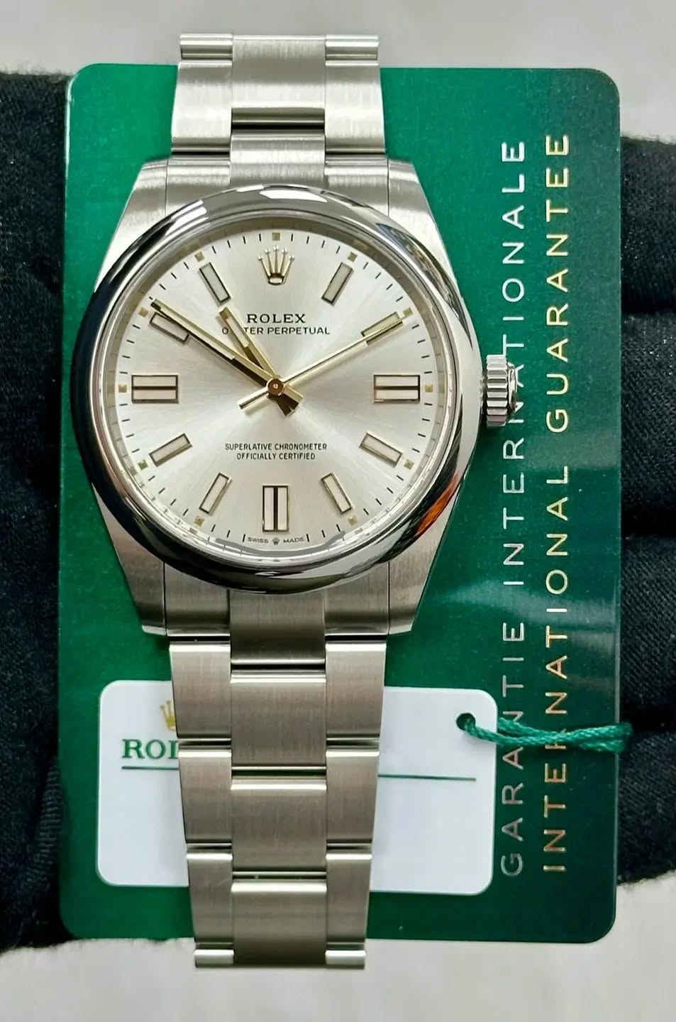 May be an image of wrist watch and text that says 'W ROLEX TER PERPETUAL SUPERLATIVE CHRONGMETER OFFICIALLY OFFICIALLY.CERTVIED CERTIFIED I II SWIsS MADE IIATIONALE INTERNATIONALE…