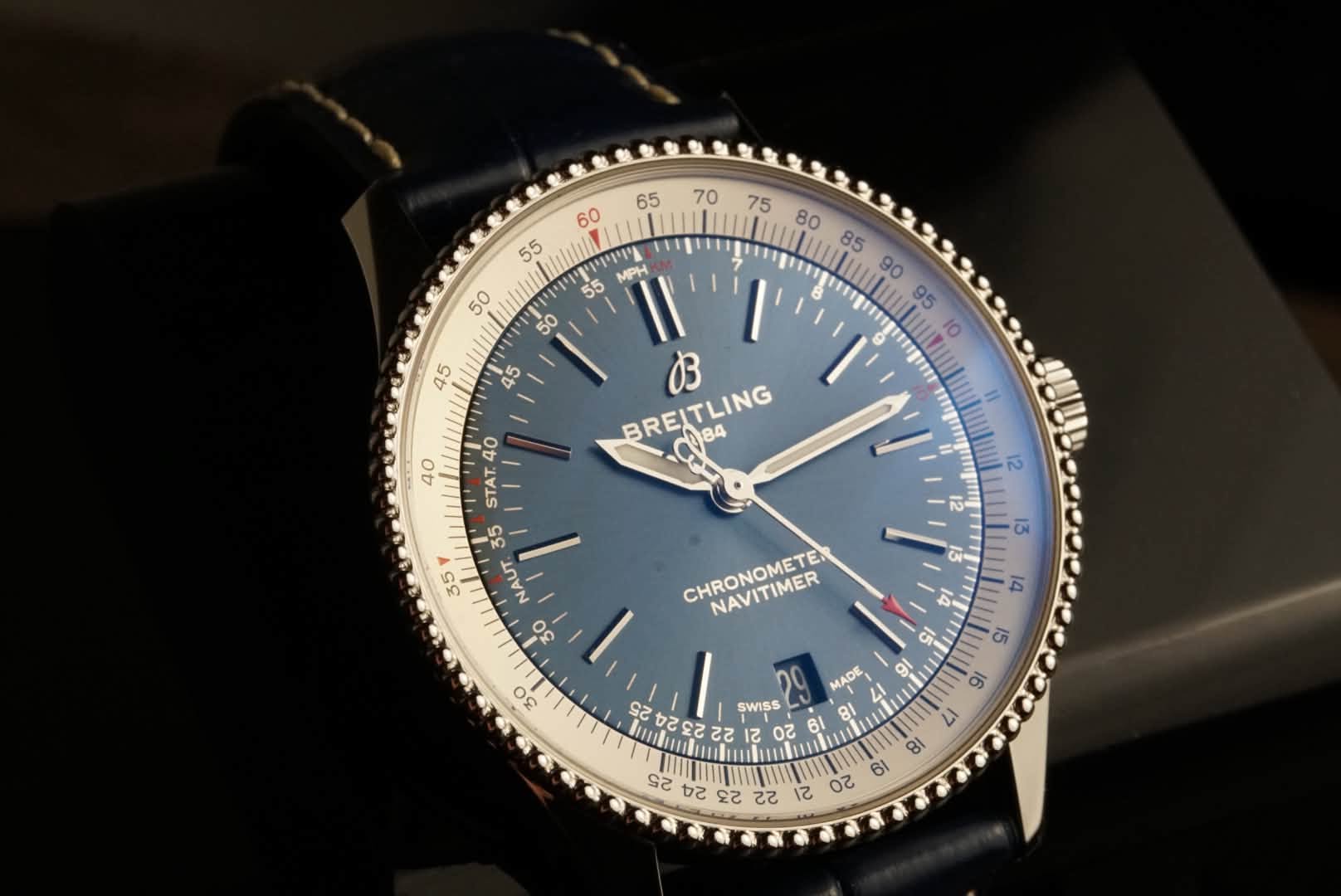 May be an image of wrist watch and text that says ' MPH BB BREITLING 84 Cye4 I1 40 STAT 35 NAUT CHRONOMETE NAVITIMER 미 30 15 اء 91 16 MADE SWISS SWISS Iu တဲ ०ટ 61 છટ ટट 12'