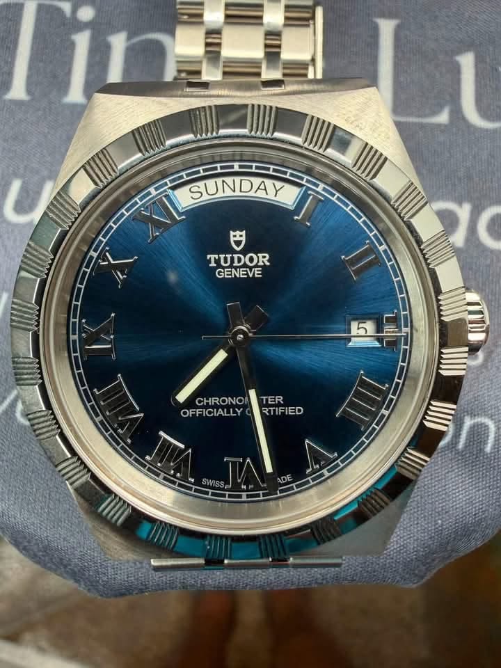 May be an image of wrist watch and text that says 'SUNDAY X TUDOR GENEVE II CHRONO CHRONORTER TER OFFICIALLY OFFICIALLYORTIFIED LY RTIFIED SWISS 萬 DE !IIII'