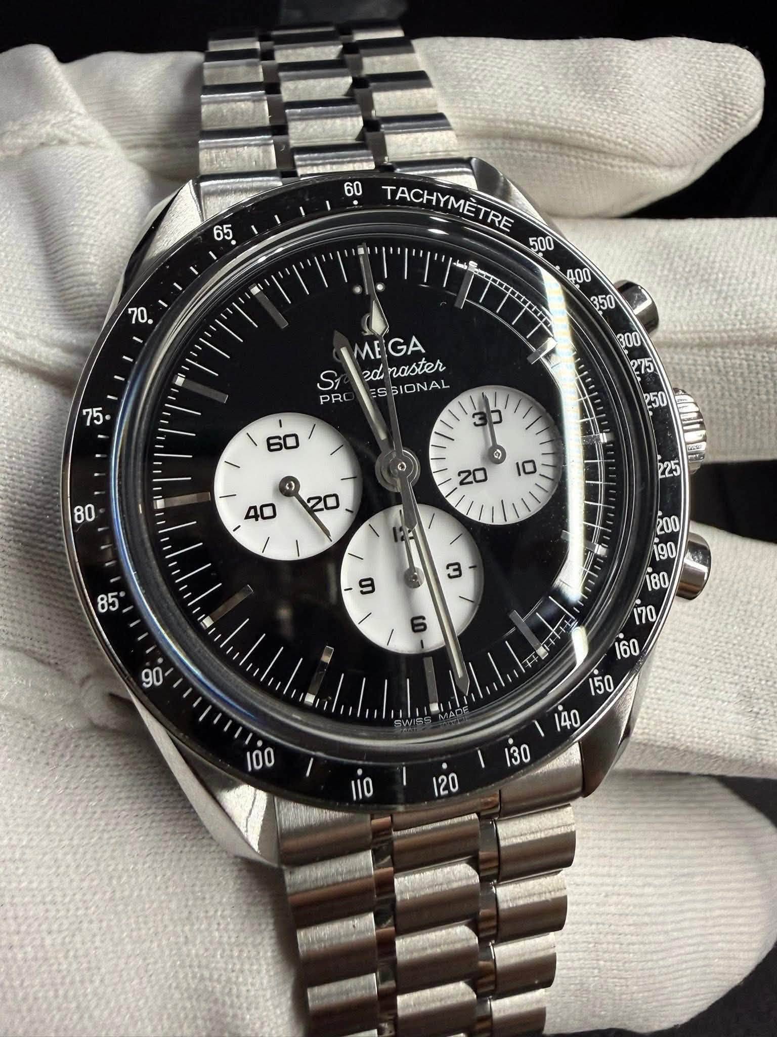 May be an image of wrist watch and text that says ' TACHYMETRE MEGA ME S 2d ES SIONAL naster PRO の 日 20 20 전의 סהיוזוקההות 100 I 究 תב RICtPANGInA'