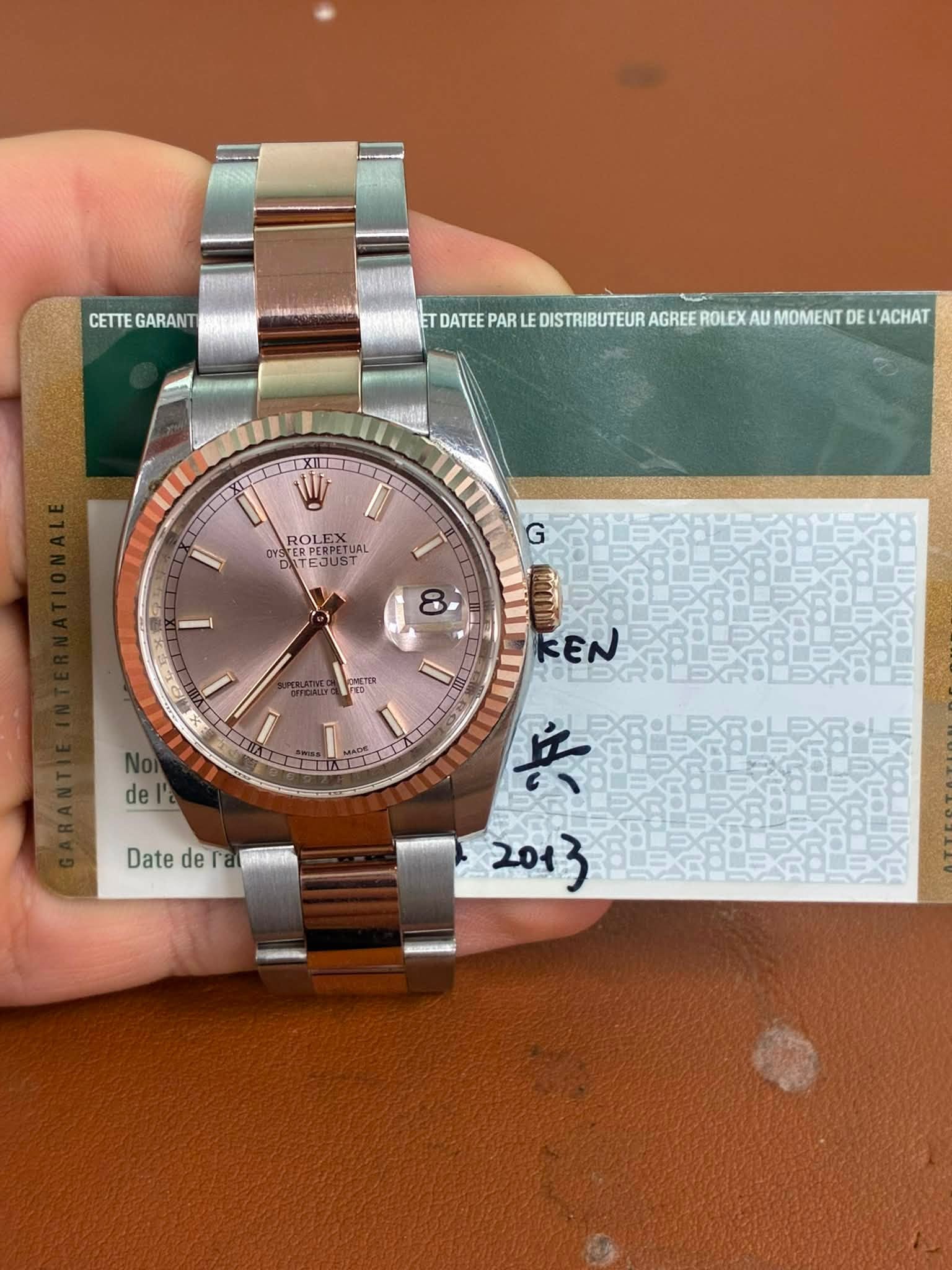 May be an image of wrist watch and text that says 'CETTEGARANT CETTE GARANT ET DATEE PAR LE DISTRIBUTEUR AGREE ROLEX AU MOMENT DE 'ACHAT W ROLE ROLEX EX OY OYEX 女 TUAL TEJUST UST G…