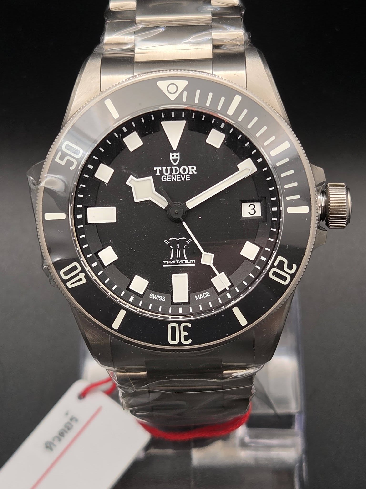 May be an image of wrist watch and text that says '無 8 I 50 TUDOR GENEVE E 3 THAT/ULM AO SWISS MADE 20 I 30 ទត ทิวดอร'