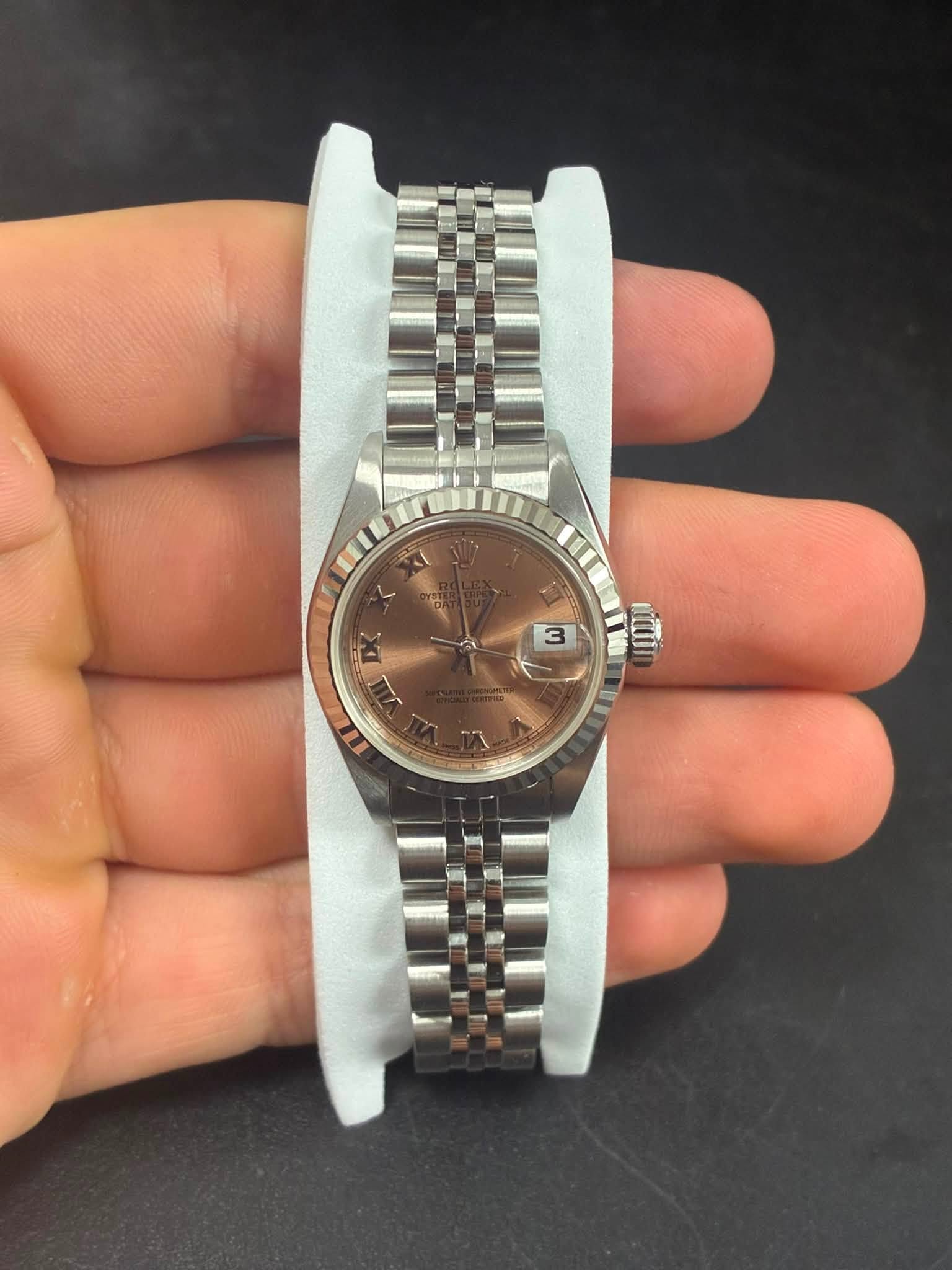 May be an image of wrist watch and text that says '3 DX பண்் IL'