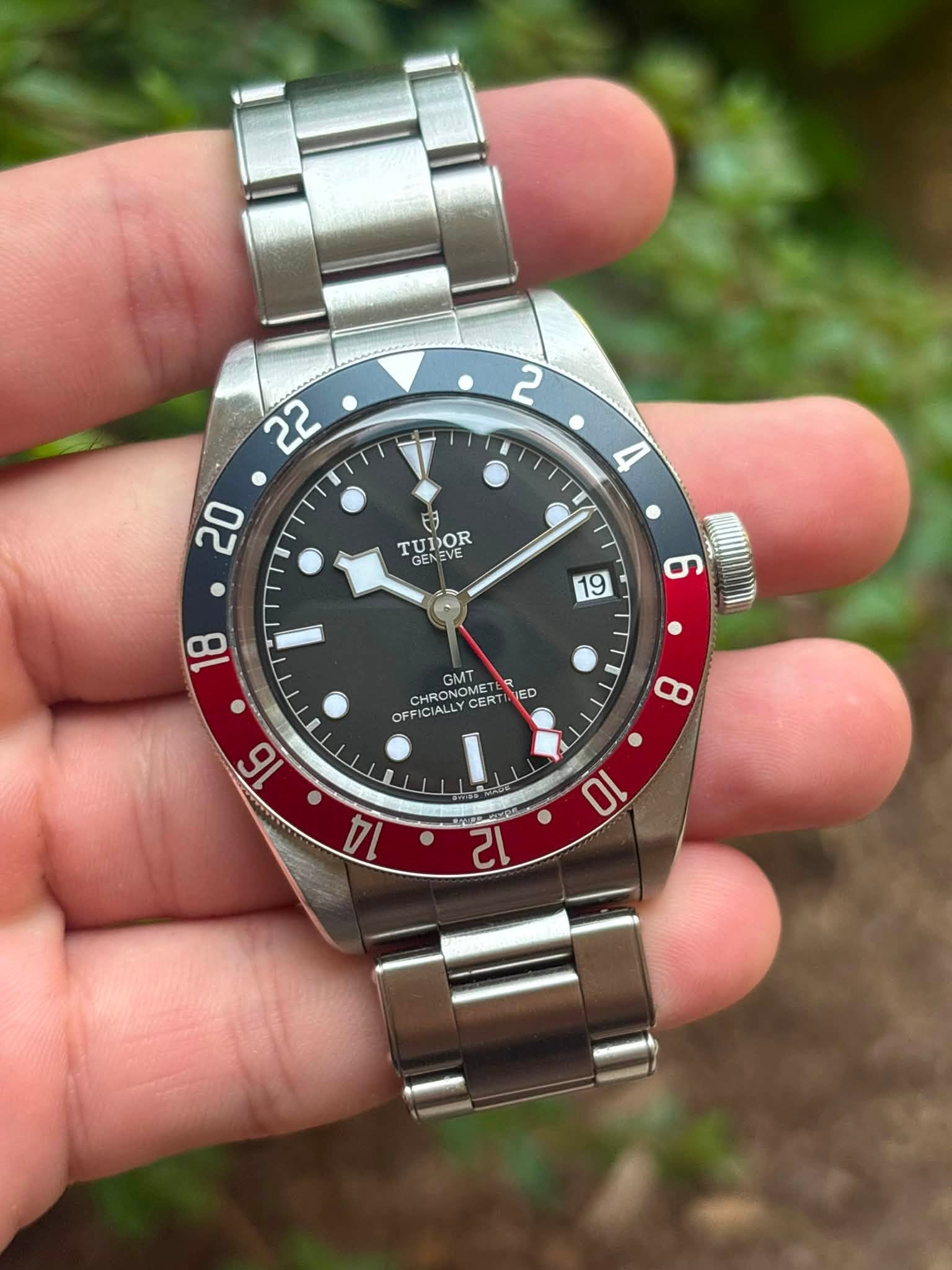 May be an image of wrist watch and text that says ' 日 TUDOR VE OR GENEVE 19 6 18 GMT NOMET CHRON CHRONOMET OFFINRLLYCERTIVED MET ED ED OFF CIALLY CERT '