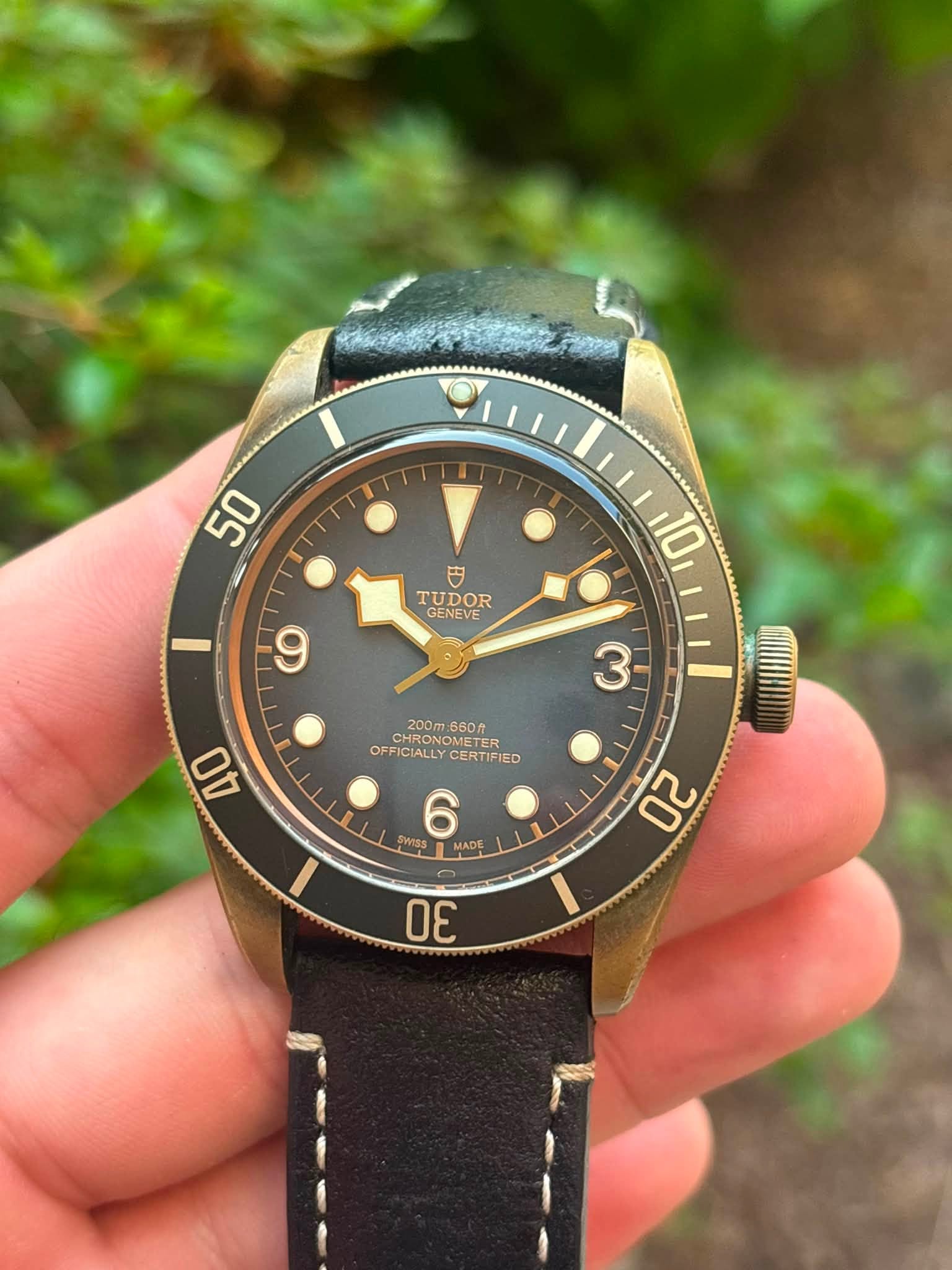 May be an image of wrist watch and text that says '50 円 TUDOR GENEVE 10 9 3 AO 200m 200m. CHRONOMET OMETER TER OFFICIALLY OFFICIAONONETER OFFICIALLYCERTIFIED OESICIA CHRONO CERTI…
