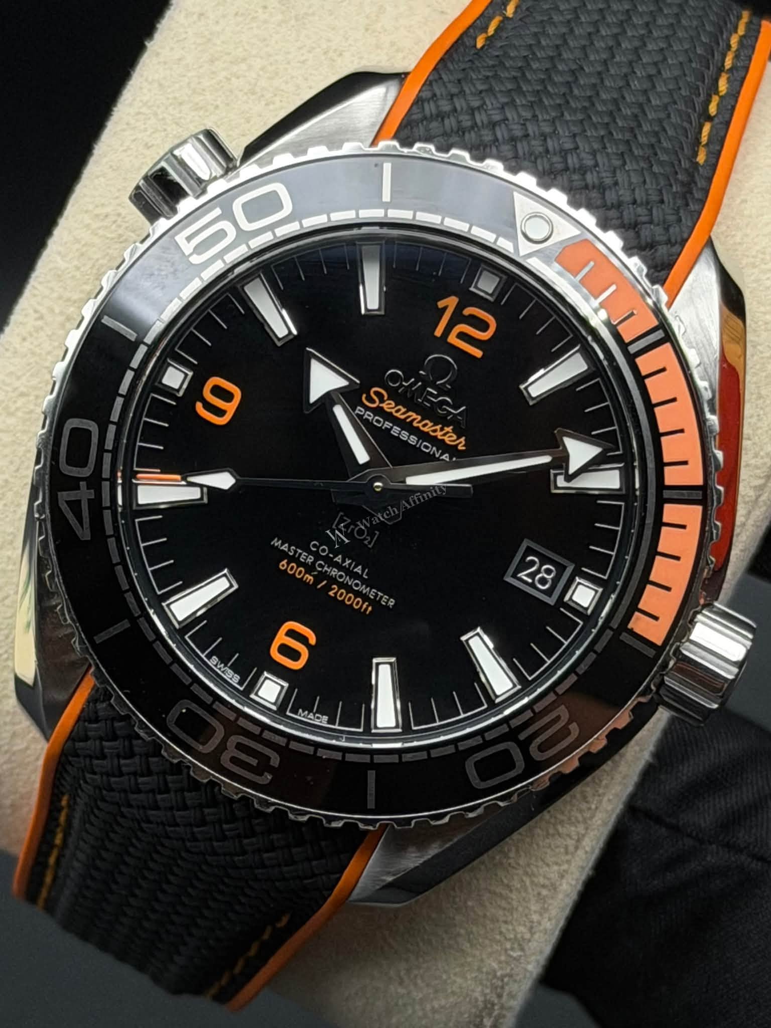 May be an image of wrist watch and text that says '50 O 11 12 I un ROFESSI Seamaster 28 ل wl 600m CO-AXIA -AX 2000ft SWSS 6 MAPH'