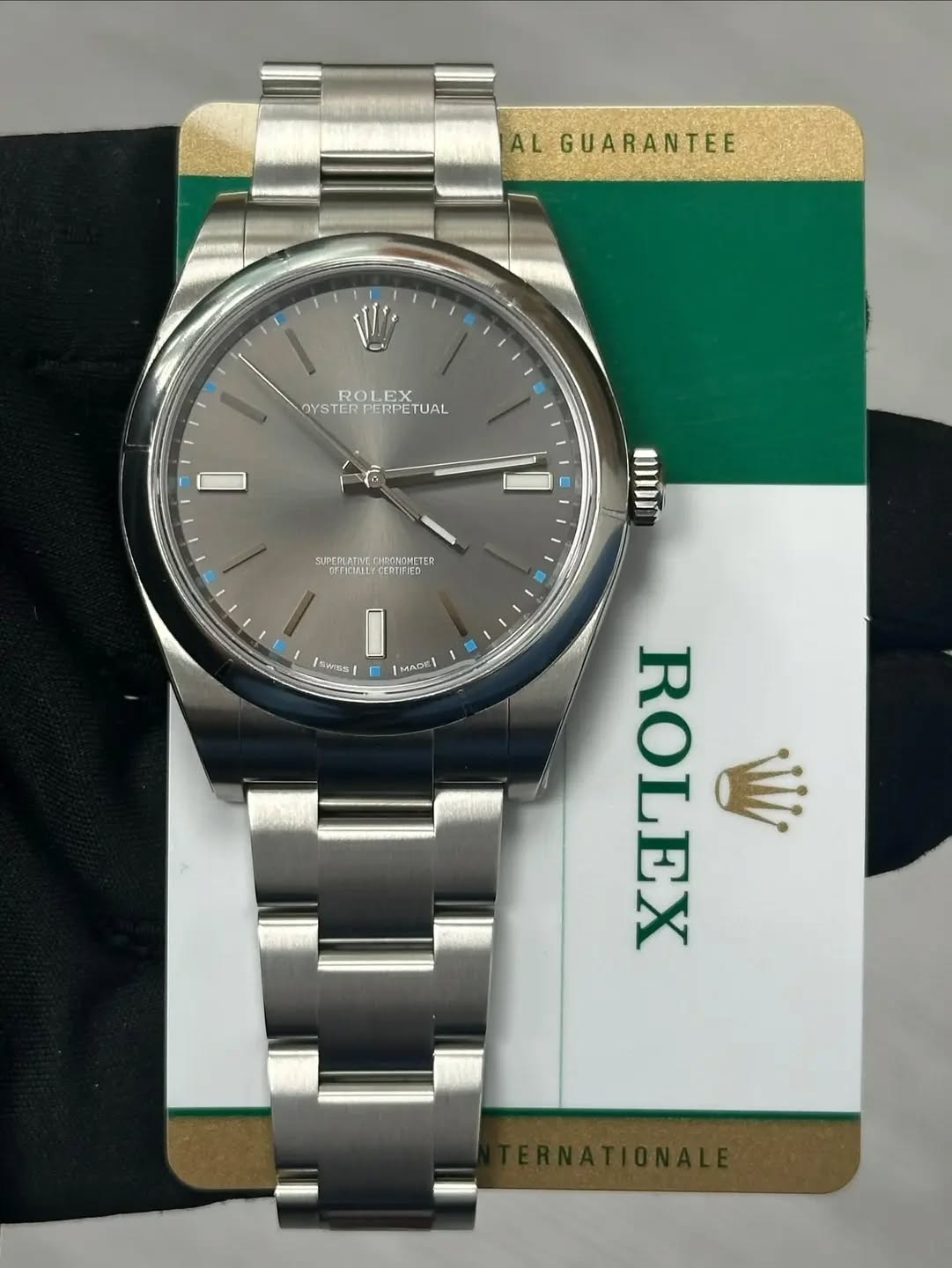 May be an image of wrist watch and text that says 'AL GUARANTEE I ROLEX SROLEXUAL EX ROL OYSTER YSTERPERPETUAL ETUAL I SITEFLATIVE CHONNOMETER PESTIEIEN OEERMLL CERTIFIED Ismoss| 国…