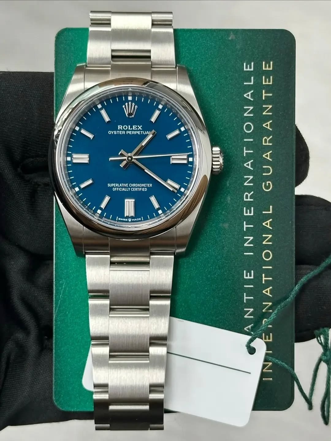 May be an image of wrist watch and text that says 'ROLEX COD OYSTER OYSTERPERPETU PERPETUA TUAI ERPETL I SUPERLATTYE.CHRONEMETE SUPERLATIVE CHRONONETER OFFICIALLY CERTIFIED BWISS…