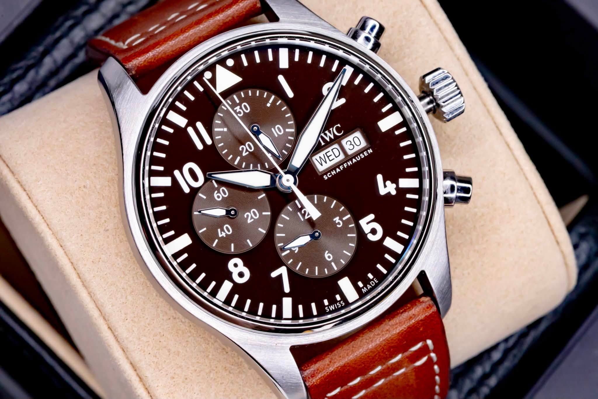 May be an image of wrist watch and text that says ' 1WC 30 WED CHAFFHAUSEN AUSEN AU 한 る 6 8 1 MADE ADE WISS'