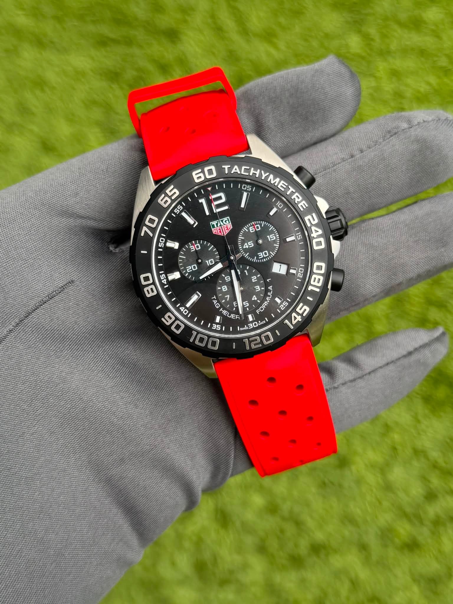 May be an image of wrist watch and text that says ' TACHYMETRE 10 05 70 TAG HETE 60 50 นา ค ጦ 1 E 1 40, OV 9 B AC 6 1 I Ue m 35 力 52'