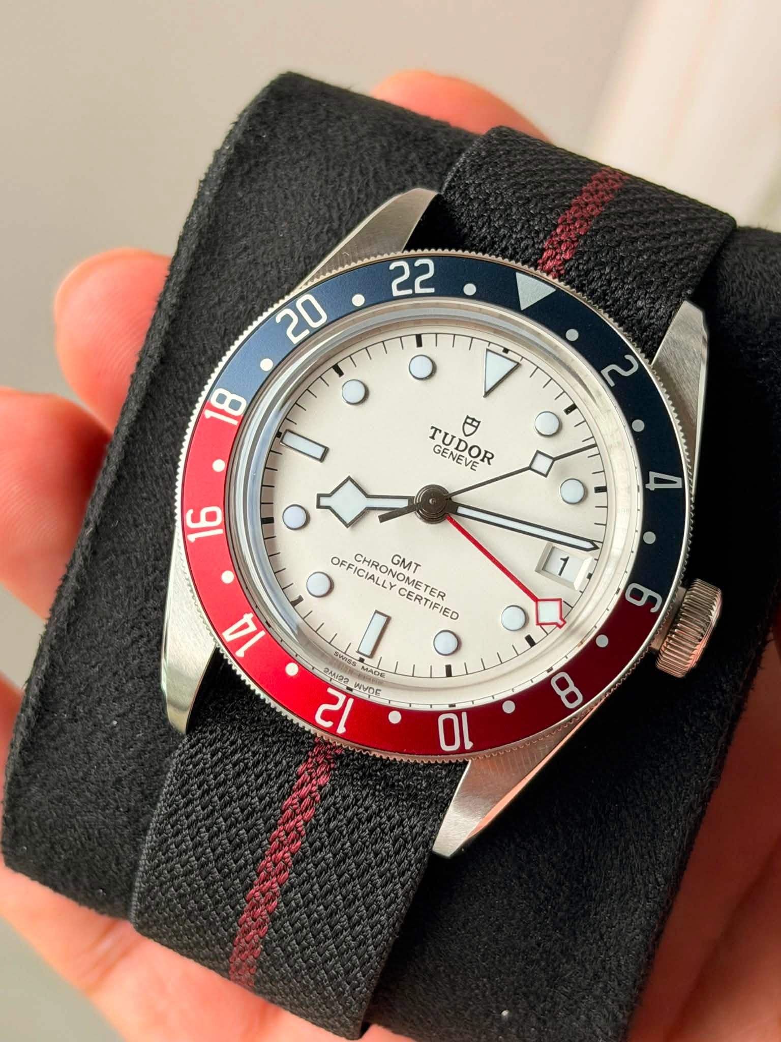 May be an image of wrist watch and text that says '22 20 TUDOR 円 CENEVE GENEVE 16 4 2 O 口 O L7 00 8 18 O I o O OFF OFFICIALLY OFFICIALIV CHRON CINNOMETE HRONOMET RONOME ONOMETER…
