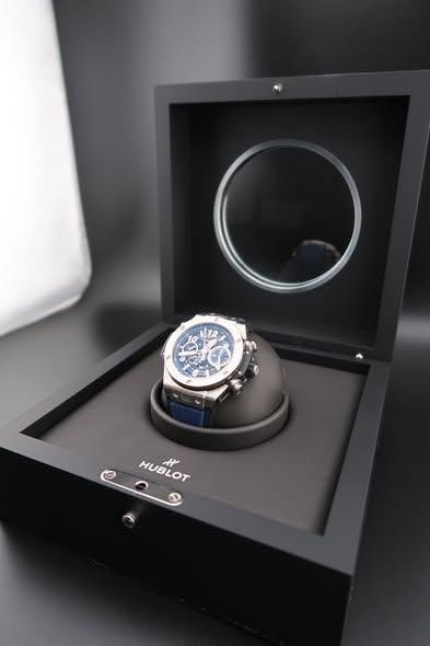 May be an image of digital watch and text that says '٥ HUBLOT み'