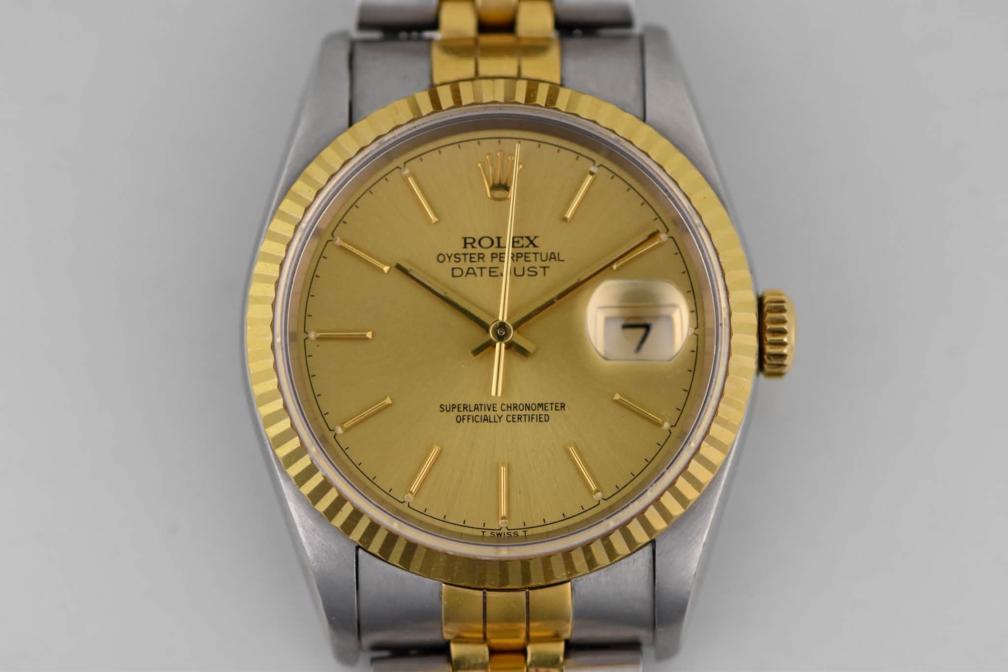 May be an image of wrist watch and text that says 'ROL ROLEX EX OYSTERPEPETUAL DATE OYSTER PETUAL DATEUST DATE, UST SUPERLATIVE SUPERLATIVECHRONOMETER CHRO NOMETER OFFICIALLY…