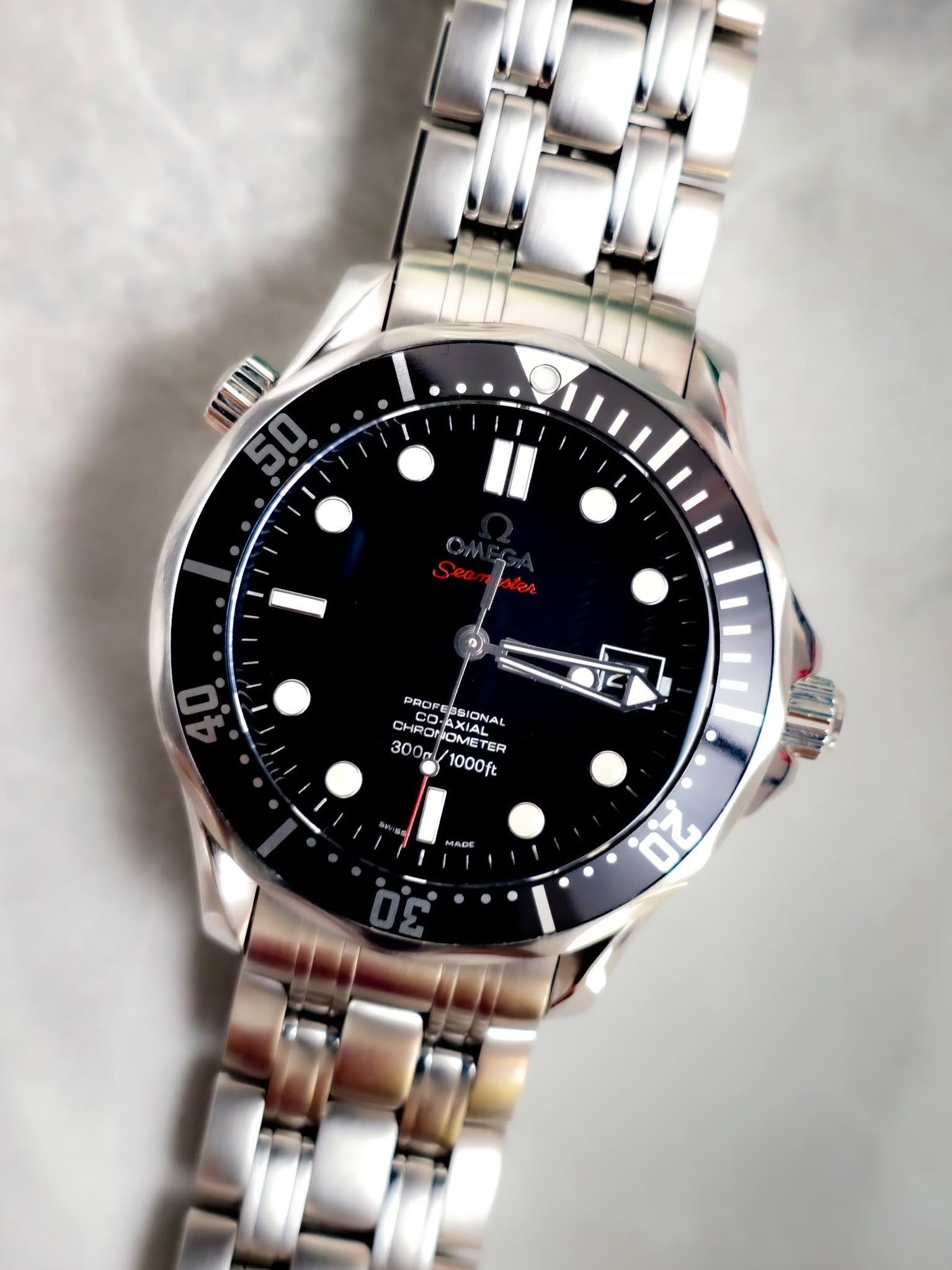 May be an image of wrist watch and text that says '50 I PAOE LEDA 35 HOC EMe D-AXIAL ON SIONAL ONAL AL 司 冠 300c' CHRONOMET OMETER ER 1000ft Ф 02 Όε'