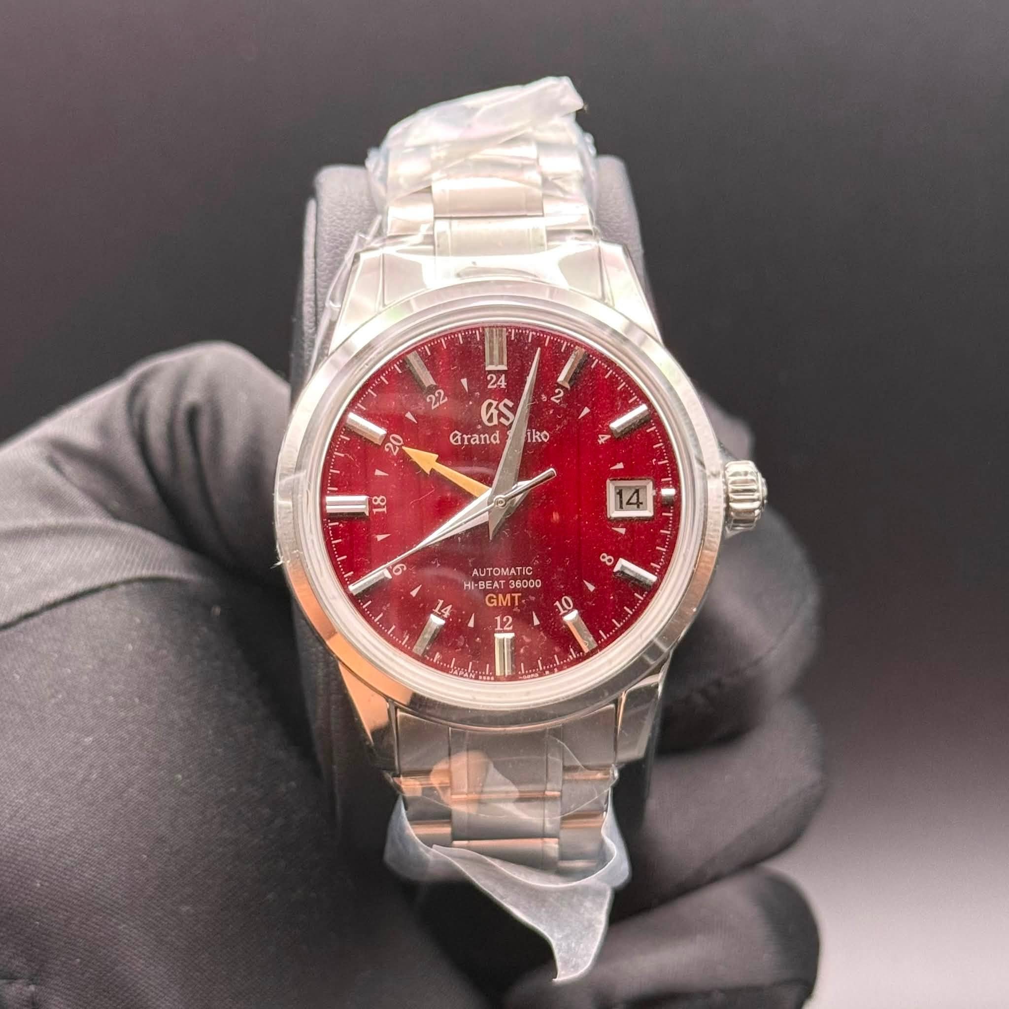 May be an image of wrist watch and text that says 'ع .T 22 2 24 GS/ Grand iko ΝΤΙΣ TIC 농센드 BEAT BER GMT. GM 30000 กว๐ง 10 12 紅 1U A'