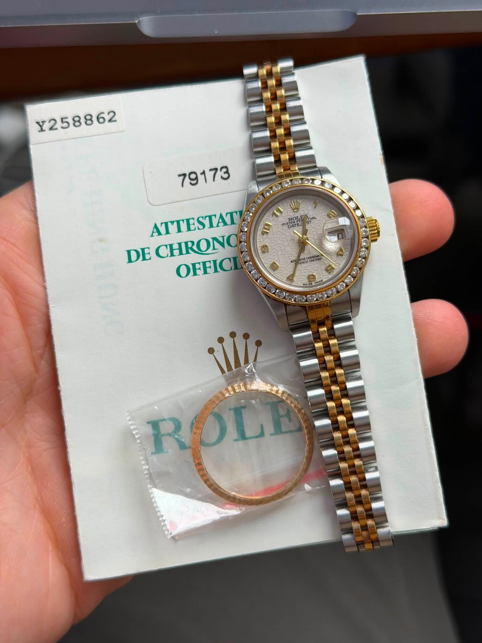 May be an image of wrist watch and text that says 'Y258862 79173 W HC A 1回 DE CHRONO OFFICI اله で Be ن 金 원과 ROLE'