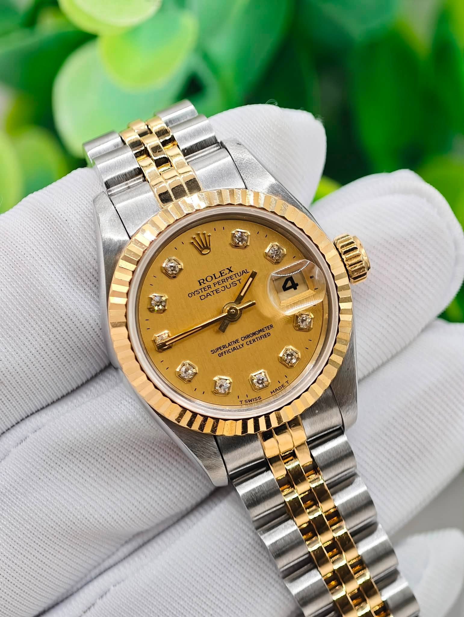 May be an image of wrist watch and text that says 'ROLEX PERPETUA OYSHERFEUSTUAL JAL OYSTERP YSTERPERPE PERPETU DATE EJUST ন SUPERLATNE CHRONOMETER CERTIFIED OFFICIALLY MADET…