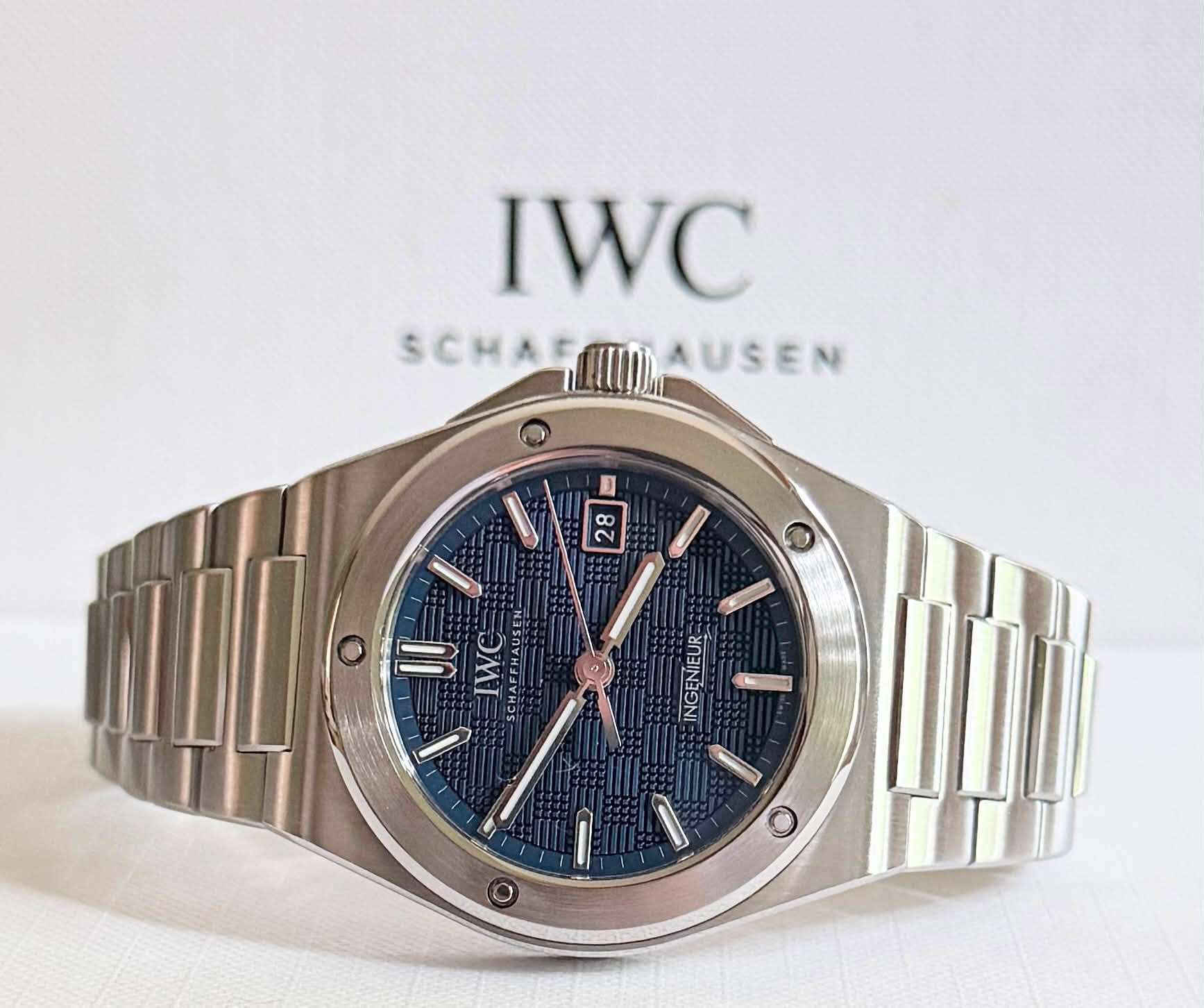 May be an image of wrist watch and text that says 'IWC SCHAE SCHAEMAUSEN AUSEN O ထ 2 0 UU IWC EW AUSEN I ပ Ο'