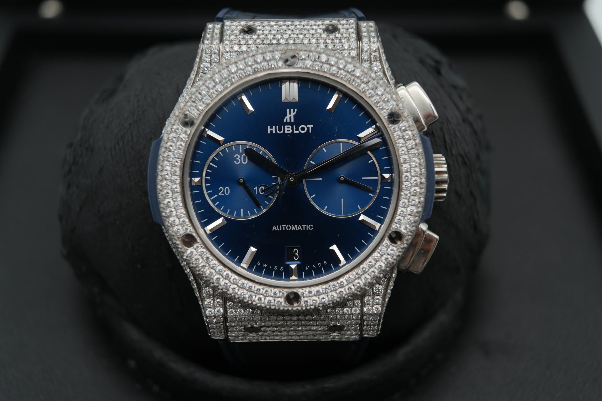 May be an image of wrist watch and text that says '٣۳ HUBLOT 30 20 1c ML MILL AUTOMATIC 3 I 1'