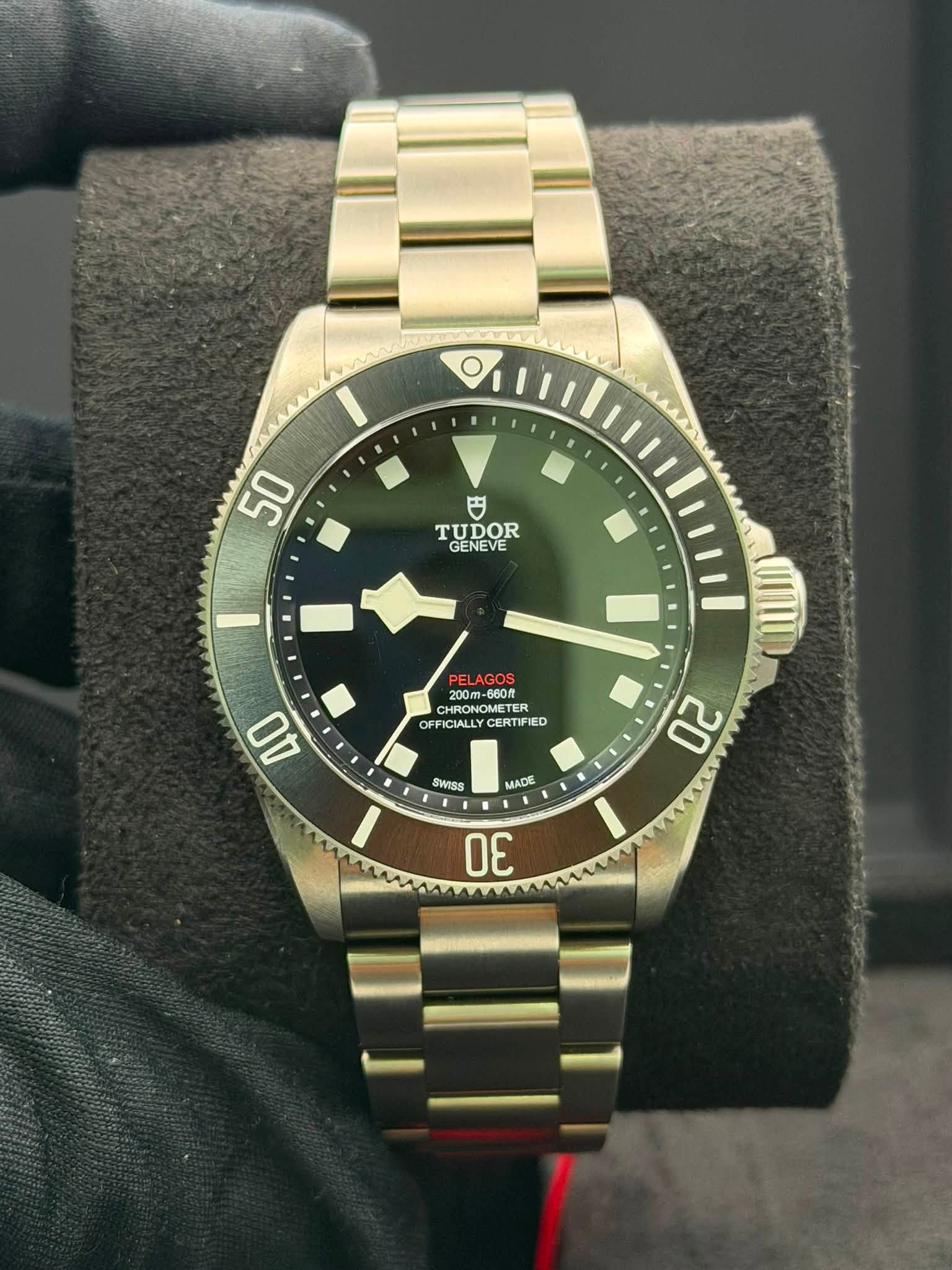 May be an image of wrist watch and text that says '50 円 TU TUDOR GENEVE 200 200m 200m-660巷 660 CHRONOMETER CHRONG HRONOMETE METER TE OFFICIALLYCERTFIED OFFICIALLY CERTIFIED 40 SWIS…