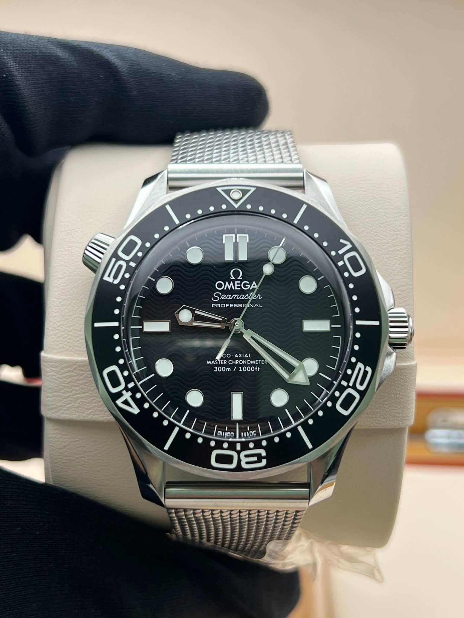 May be an image of wrist watch and text that says '50 D TT ח/ Carmaster eTa OMEGA POO PROFES PROFESSIONAL 10 MAST MAS HRONG 300m 1000ft ج4 0 20 2 あ กแดต 110.0% OR ố'