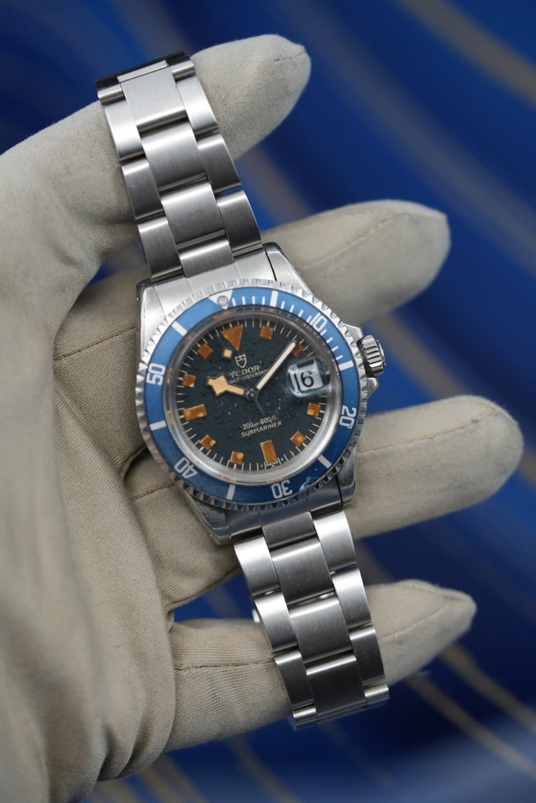 May be an image of wrist watch and text that says '10 50 DO OR 武 ហើ 6 H 200600 SUBMARINE 20 40 UE'