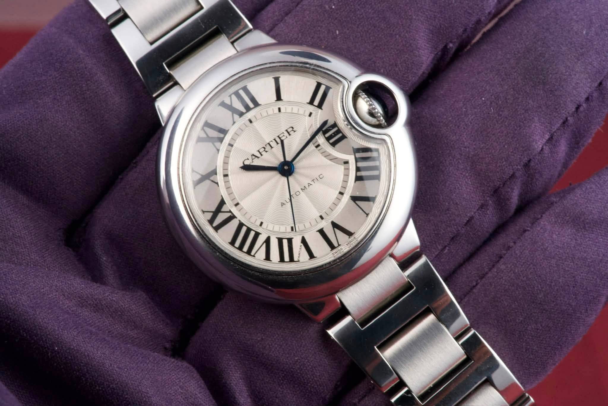 May be an image of wrist watch and text that says 'XII I II ਸ XI CARTIER Ⅲ X VMIAMA MATIC IIII IX AN ALTOMATIC AL 4 ν и O'