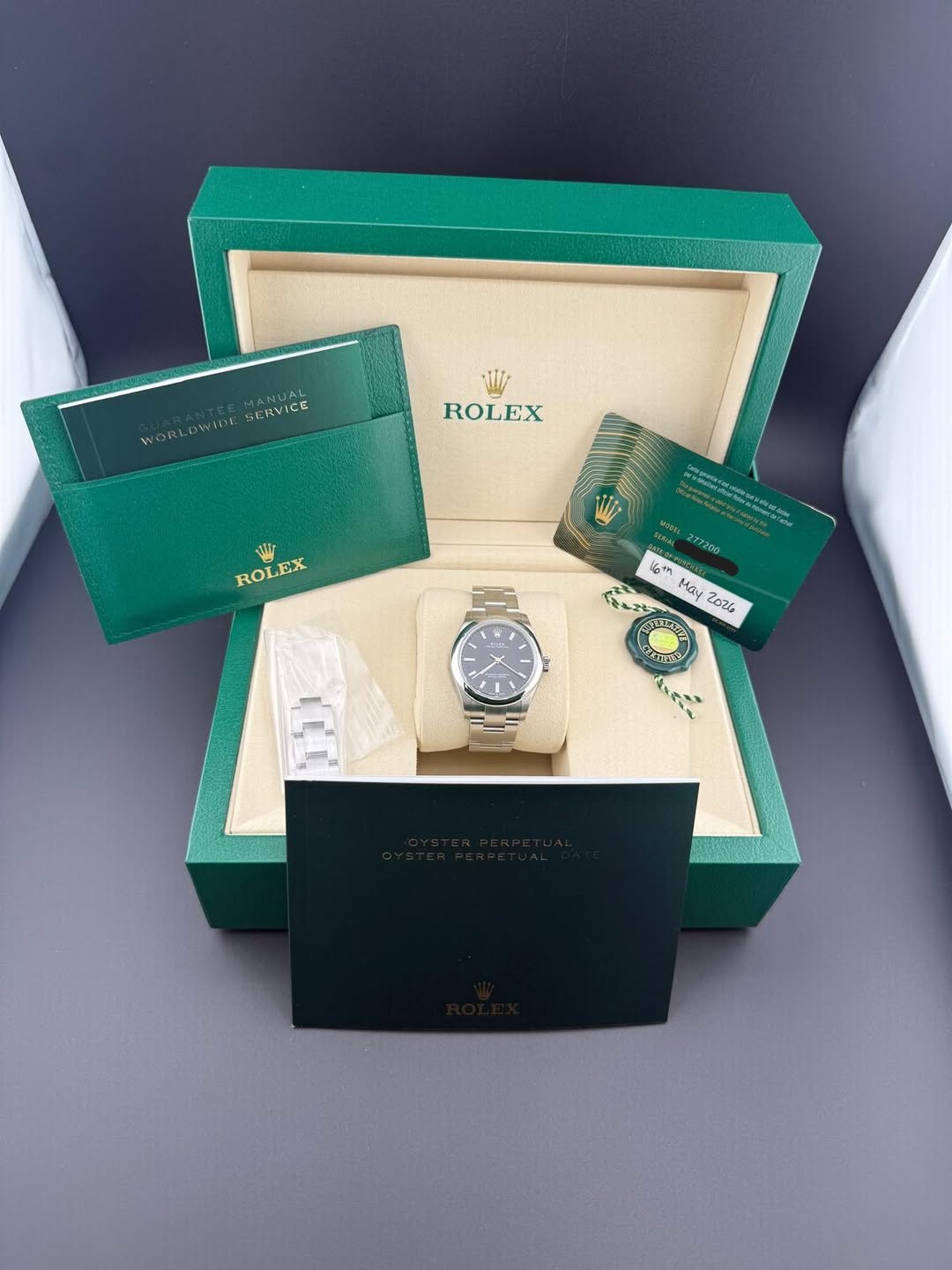 May be an image of wrist watch and text that says 'SERVICE WORLDWEDE WORLDWIDESERVICE WORLD W ROLEX Vilt ROLEX お MODEL 2 277200 16th May Z02 -'