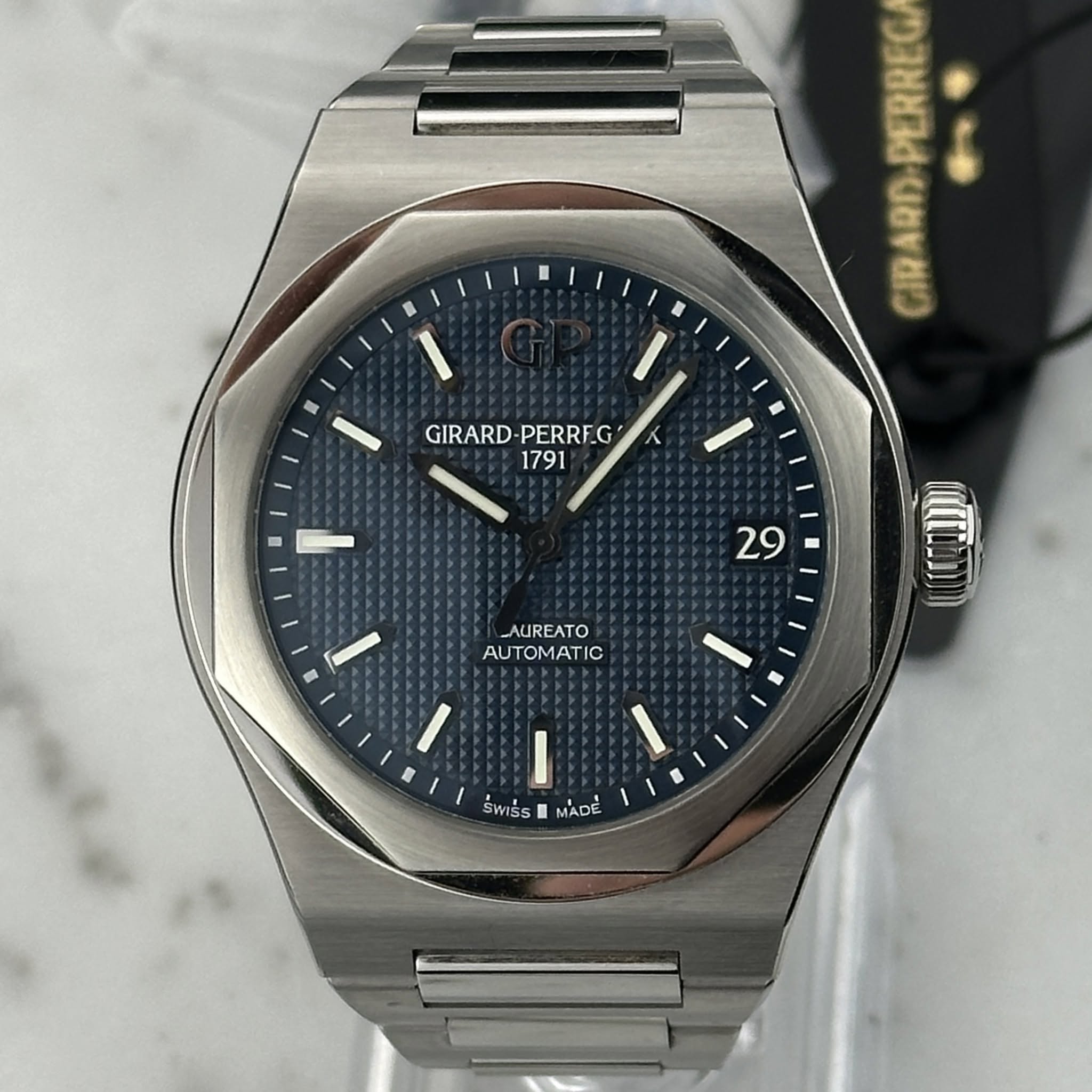 May be an image of wrist watch and text that says 'GIRARD-PERREG/ CIRARD GIR PERREG ARD GIRARD GIRARD-PERRF.G PERRF.G 1791 29 AUREATO AUTOMATIC c SWISS MADE'
