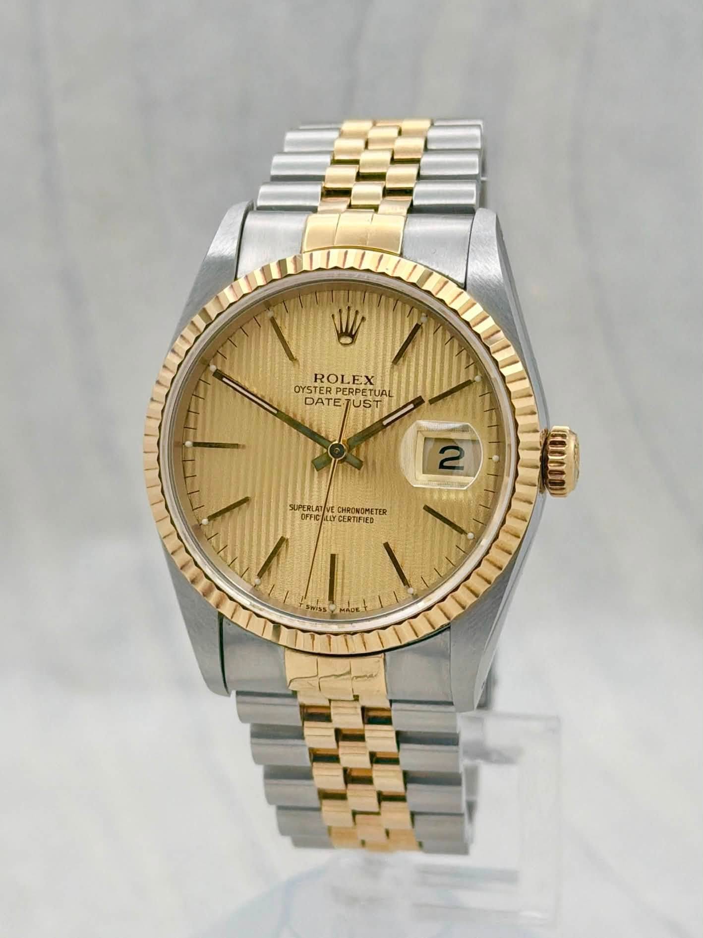 May be an image of wrist watch and text that says 'W ROLEX OYSTER PERPETU PERPETU DATEJUST UST RPETUAL TUAL DATE دـ SUPERLAT SUPERLA OFFIC CHRONOMETE TER CERTIFIED TPE 2 B…