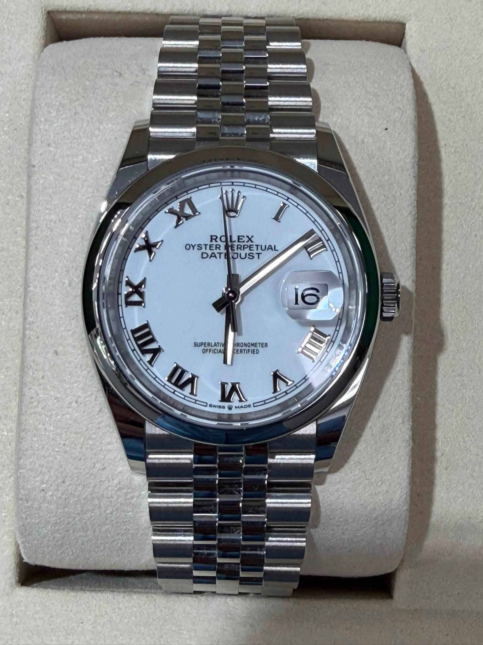 May be an image of wrist watch and text that says 'ROLEX OYSTERERPETUAL ROL EX OYSTER ERPET RPETUAL TUAL DATROUST DAT DUST I II 16 TER ERTIFIED XI وحن IIA SUPEBLATIV SUPER LATIV…