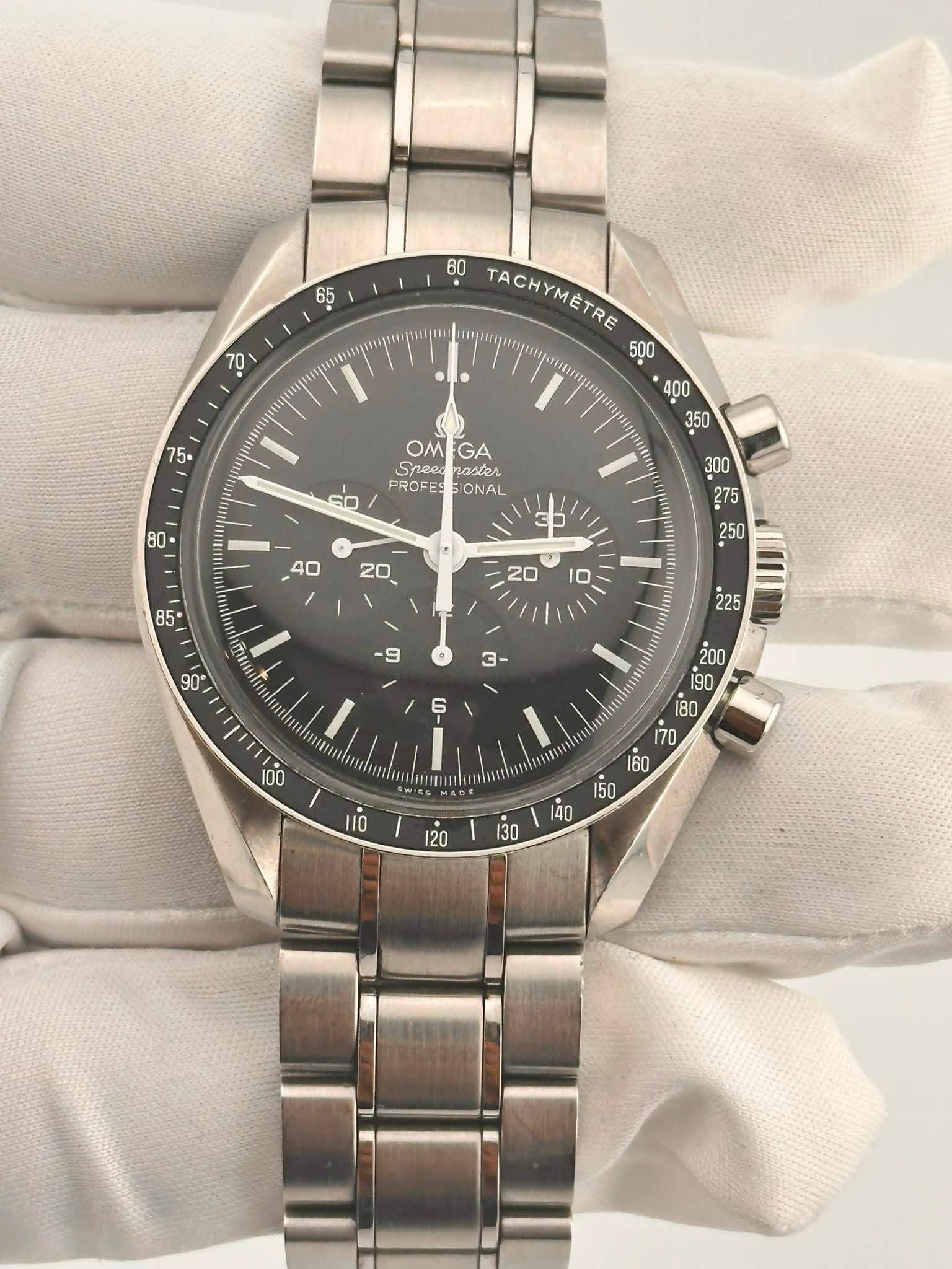 May be an image of wrist watch and text that says '65 ه 60 TACHYMETRE I 50 OM OMEGA GA Sneed PROFES PROFESSIONAL SIONAL 80 40 P - ေ O 20. 30'