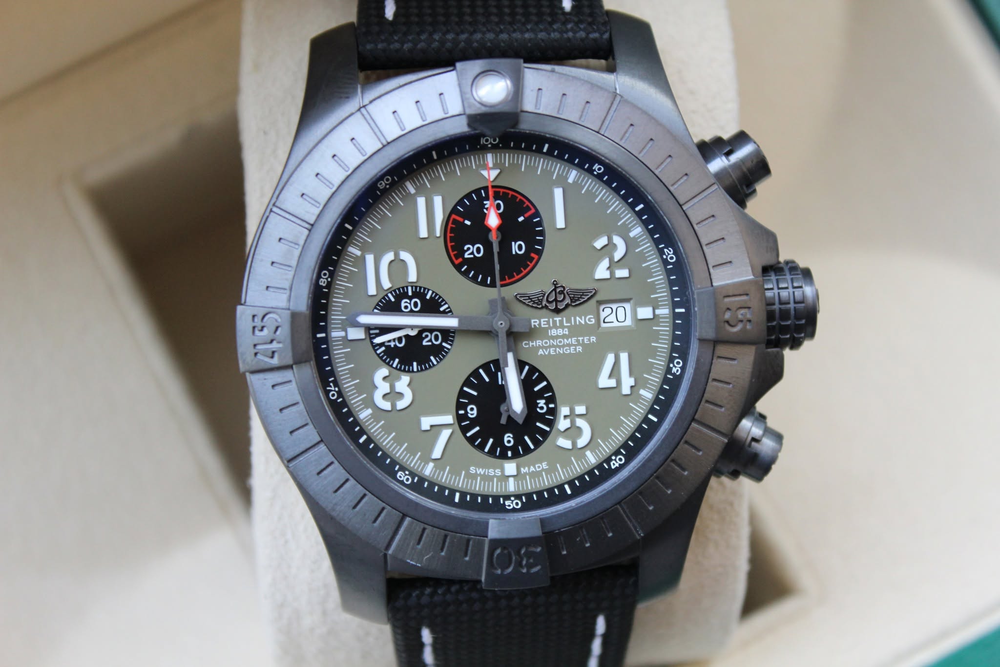 May be an image of digital watch and text that says 'I 10 O ា Il , 2155 미 ስ REITLING 20 CHRONO CHRONOMETER TER TER AVENGER 나 3 5 MADE DE 오, 6 8 60 SWISS 8+'