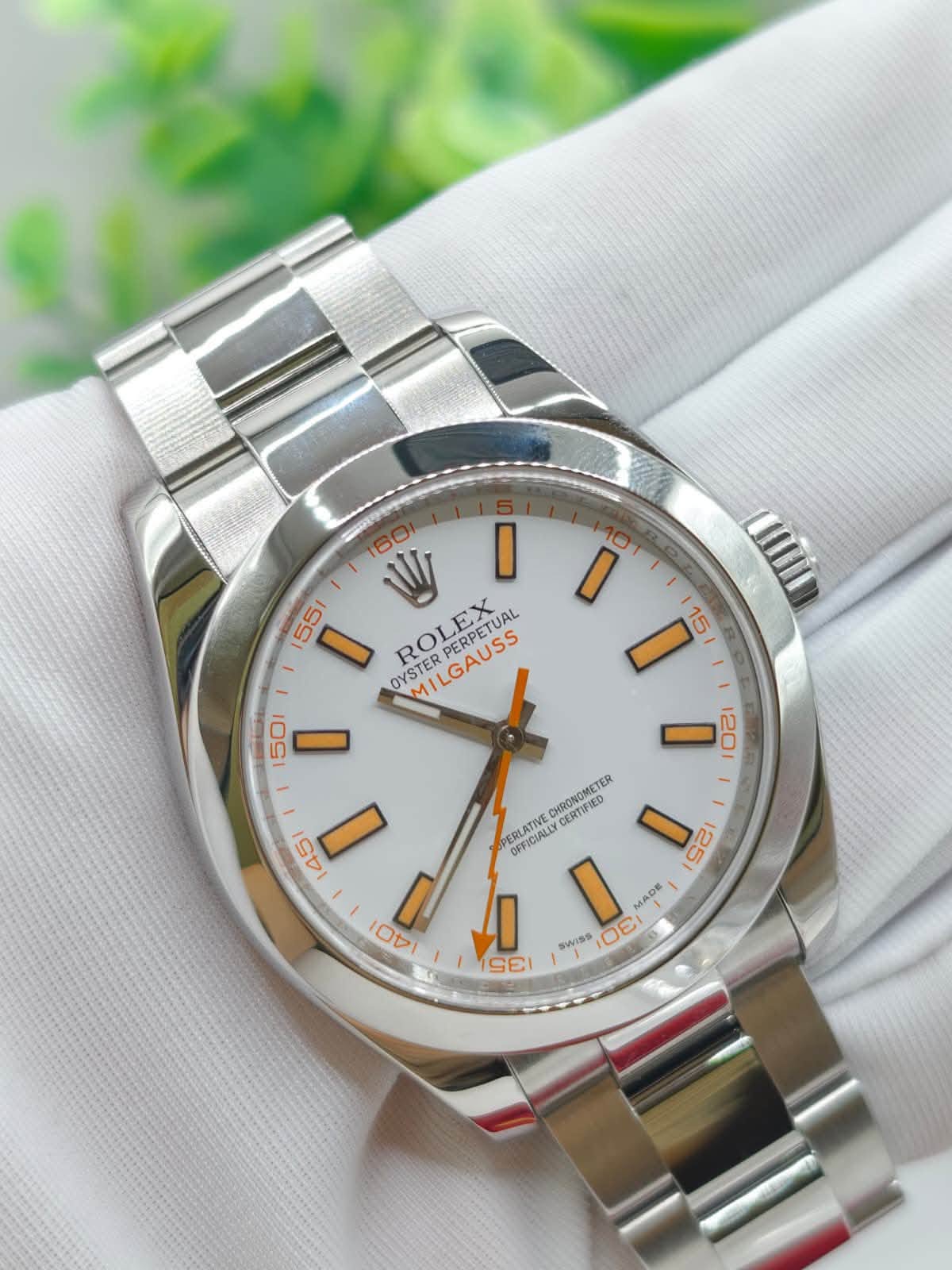 May be an image of wrist watch and text that says '10 0 - W 55 I ROLEX PERPETUAL EX TUAL OYSTER MILGAUSS LGAUSS PERPETUAL CII CHRONOMETER TER PERLATIVE OF CERTIFIED OFFICIALLY…