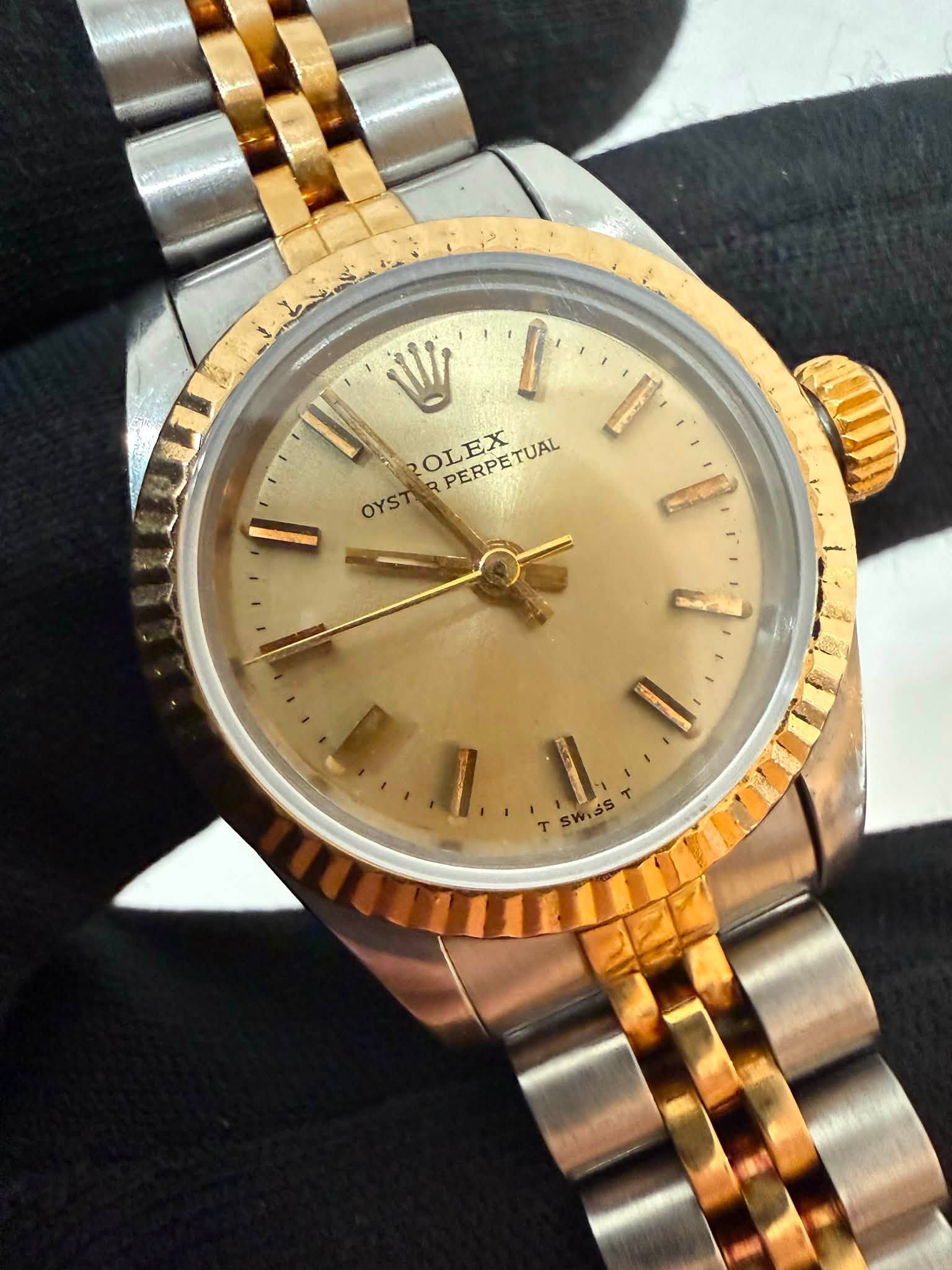 May be an image of wrist watch and text that says 'W O OLEX PERPETUAL OYST YSTARPERPETUAL R B من T SWISS'