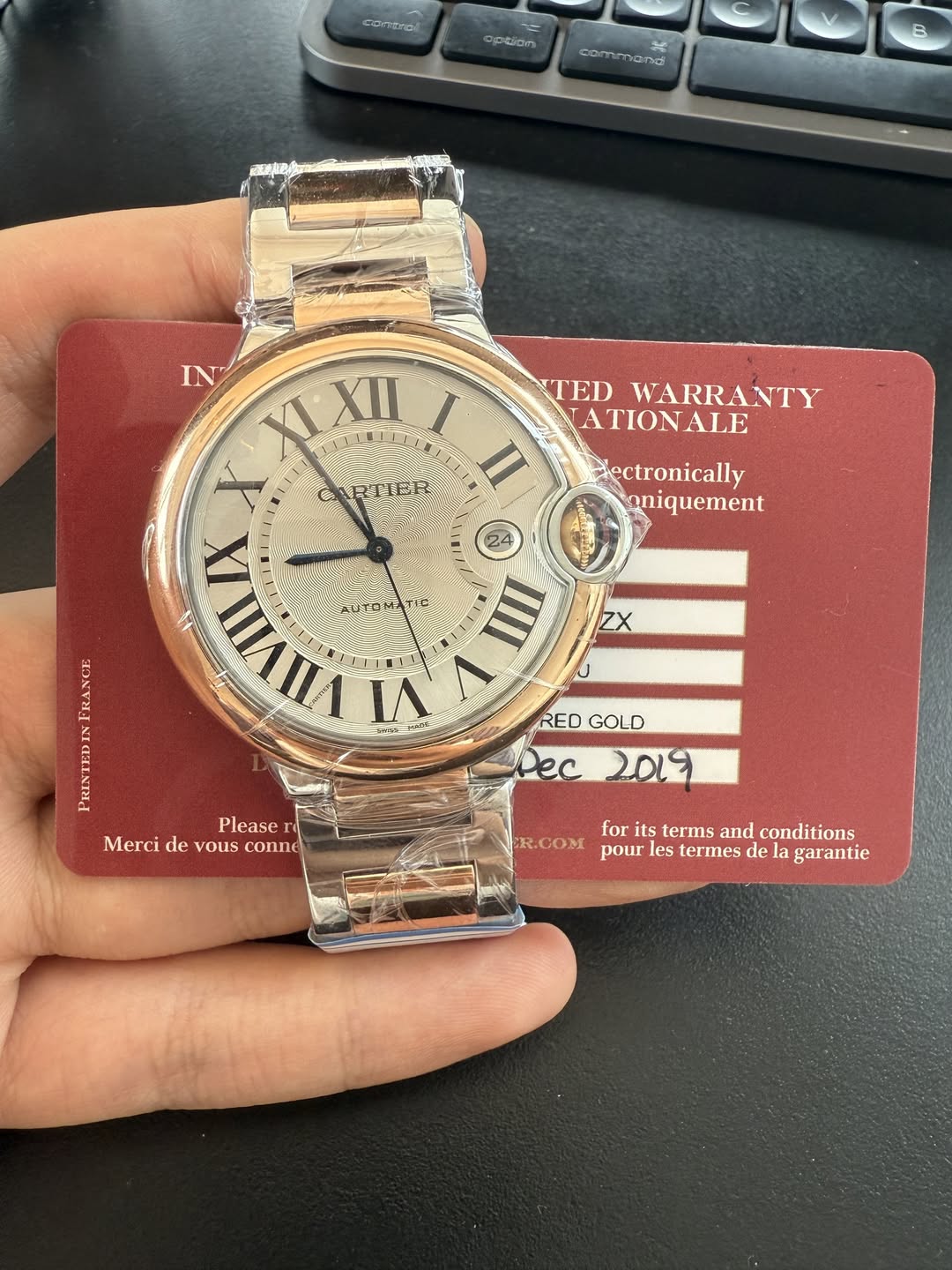 May be an image of digital watch and text that says 'Comtnal နာမ ๘ IN TED WARRANTY ATIONALE XI XII I X G ARTER n ectronically oniquement III VI V RED GOLD Pec 2019 Please Merci de…