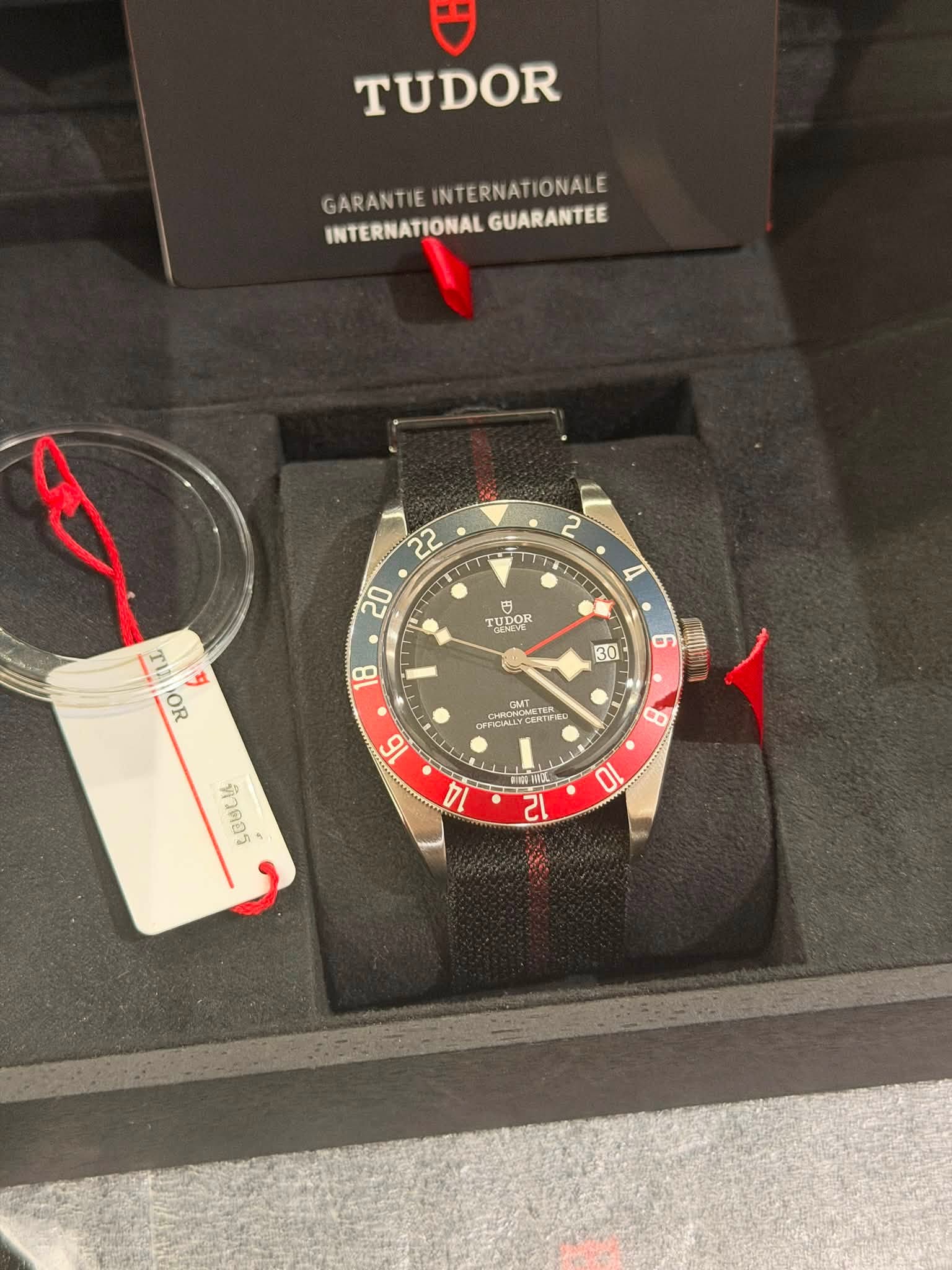 May be an image of wrist watch and text that says 'TUDOR GARANTIE ARANTIEINTERNATIONALE INTERNATIONALE INTERNATIONAL GUARANTEE 2 22 20 丁 4 ® TUDOR II 경 OR 18 30 6 CMT វមសា .…