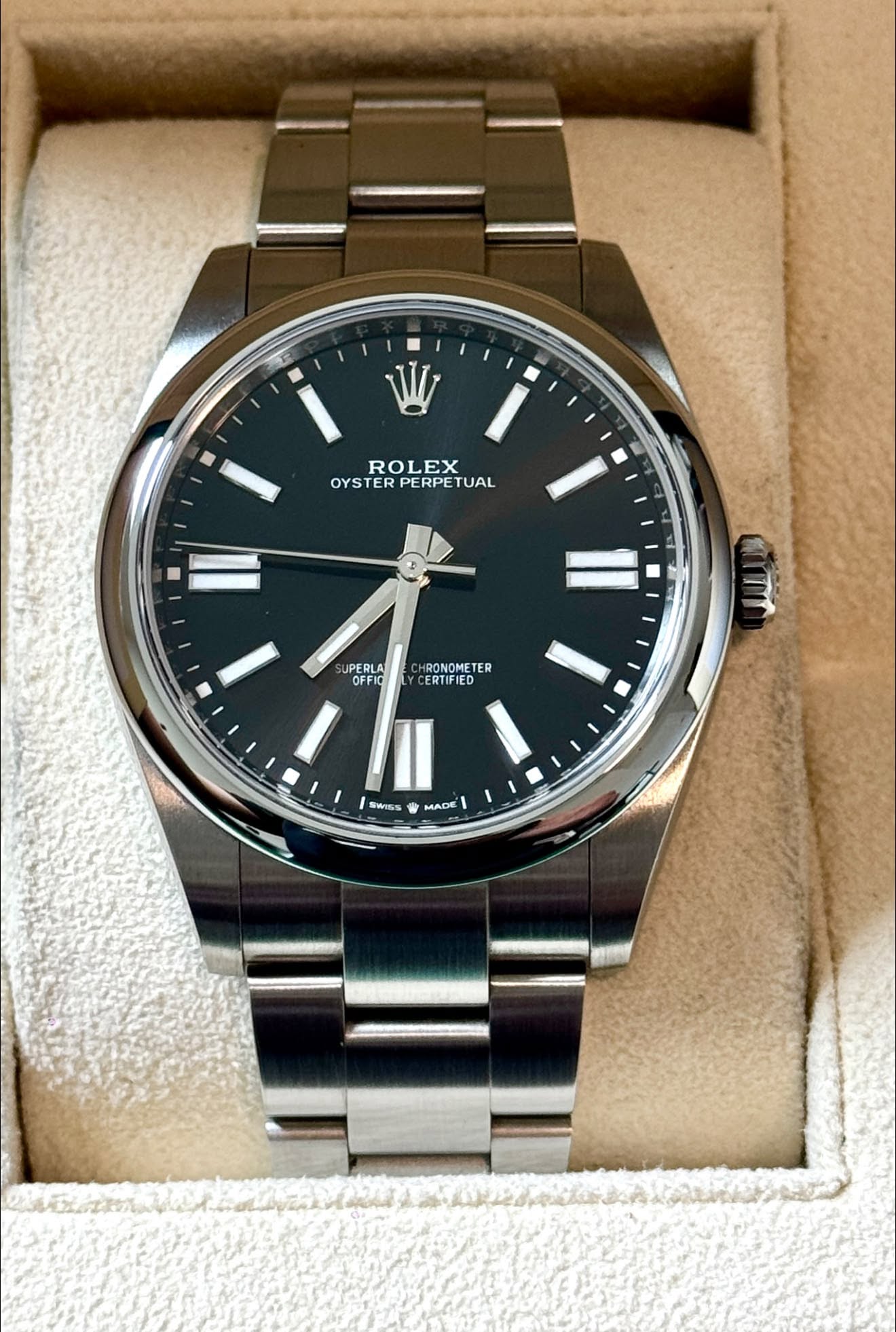 May be an image of wrist watch and text that says 'ROLEX OYSTER OYSTEPERPETUAL EROLETUAL ERPE TUAL m UPERLA SUPERLOT RLA RONOMETER OFFIO CERTIFIED II SWIS MADE'