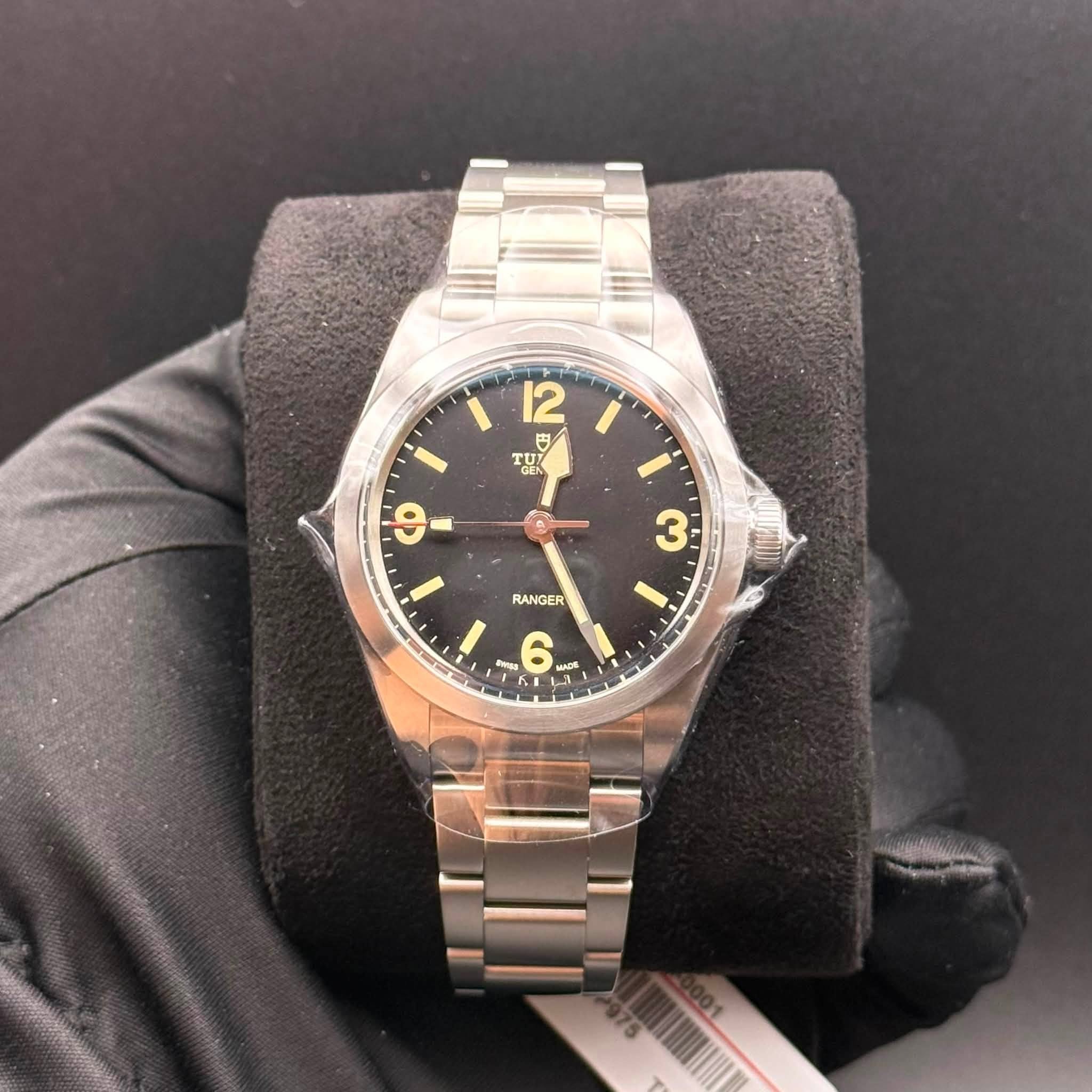 May be an image of wrist watch and text that says '12 巴 円 TUI ဖ က RANGER နး 1 mлOK μ ΑΑe 1'