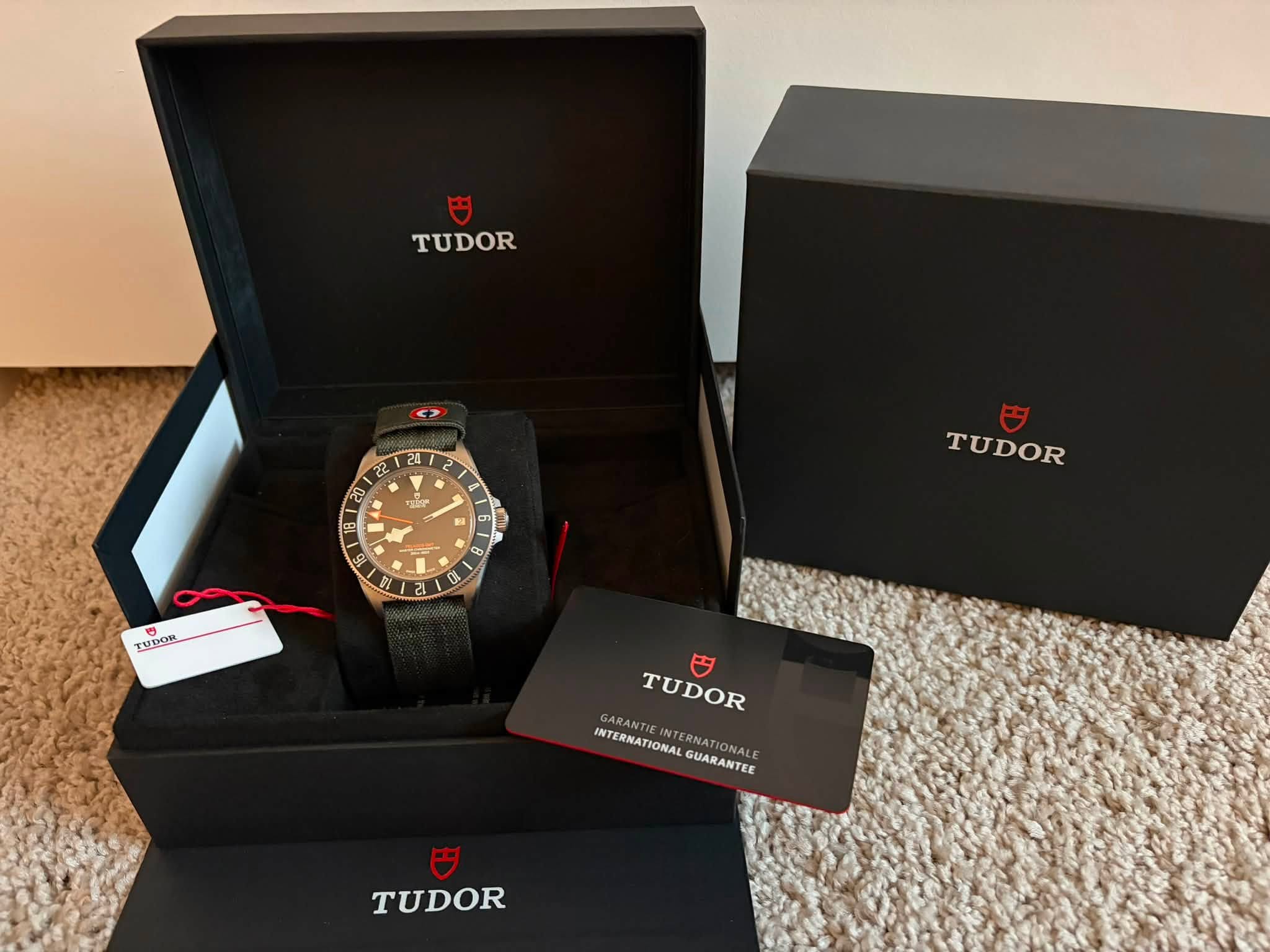 May be an image of digital watch and text that says 'TUDOR 24 22 V បរ ج 18 I1 51 15 A 1 8 2 I TUDOR TU00R TUDOR NTERNATIONAL RAEAMATEINTERNATIONALE ARANT INTERNATIONALI…