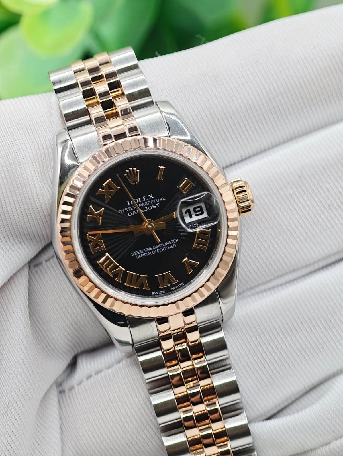 May be an image of wrist watch and text that says 'ب I ROLEX X DATEJ JUST 1 19 W 구의'